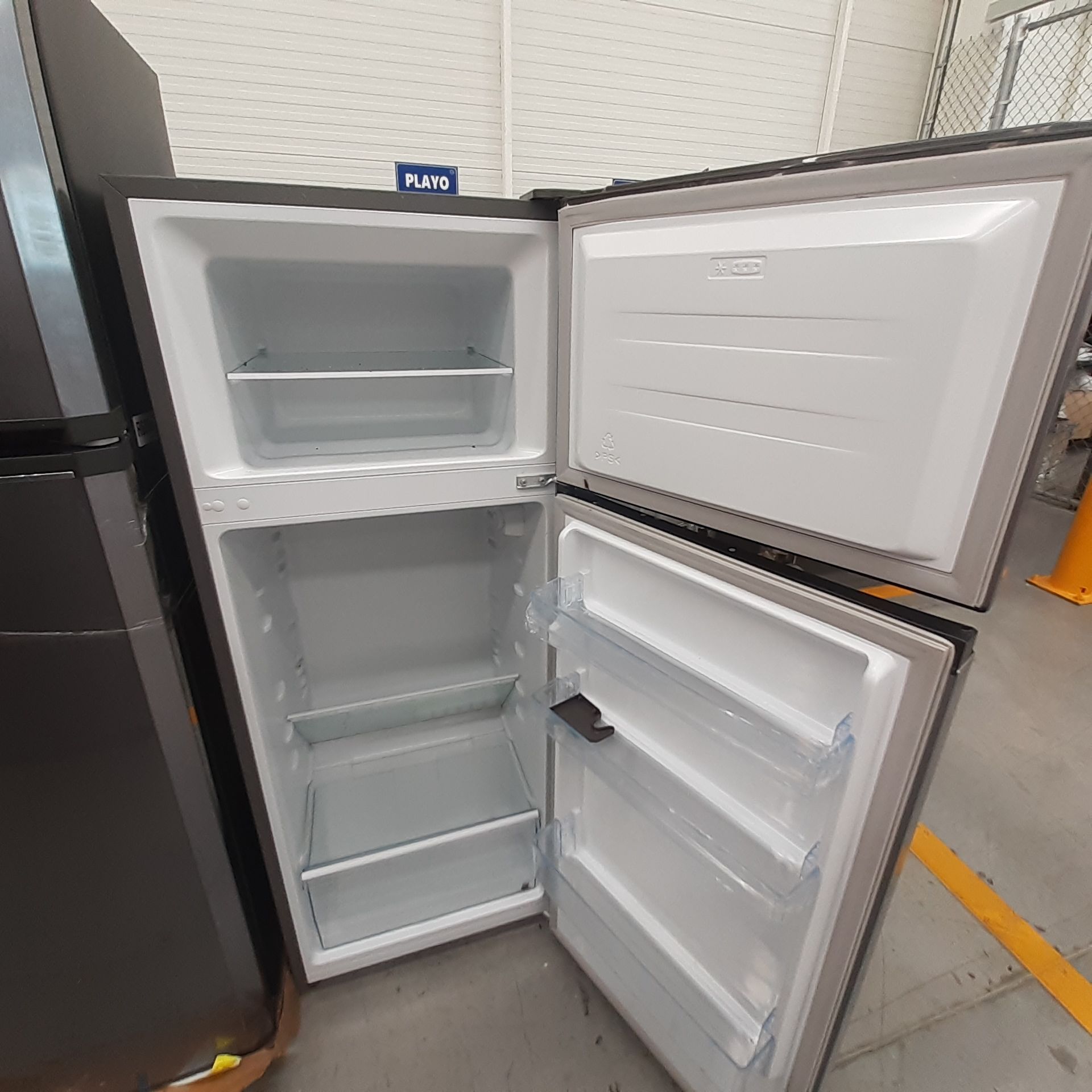 Lote De 2 Refrigeradores Contiene: 1 Refrigerador Marca Mabe, 1 Refrigerador Marca Hisense, Distinto - Image 11 of 14