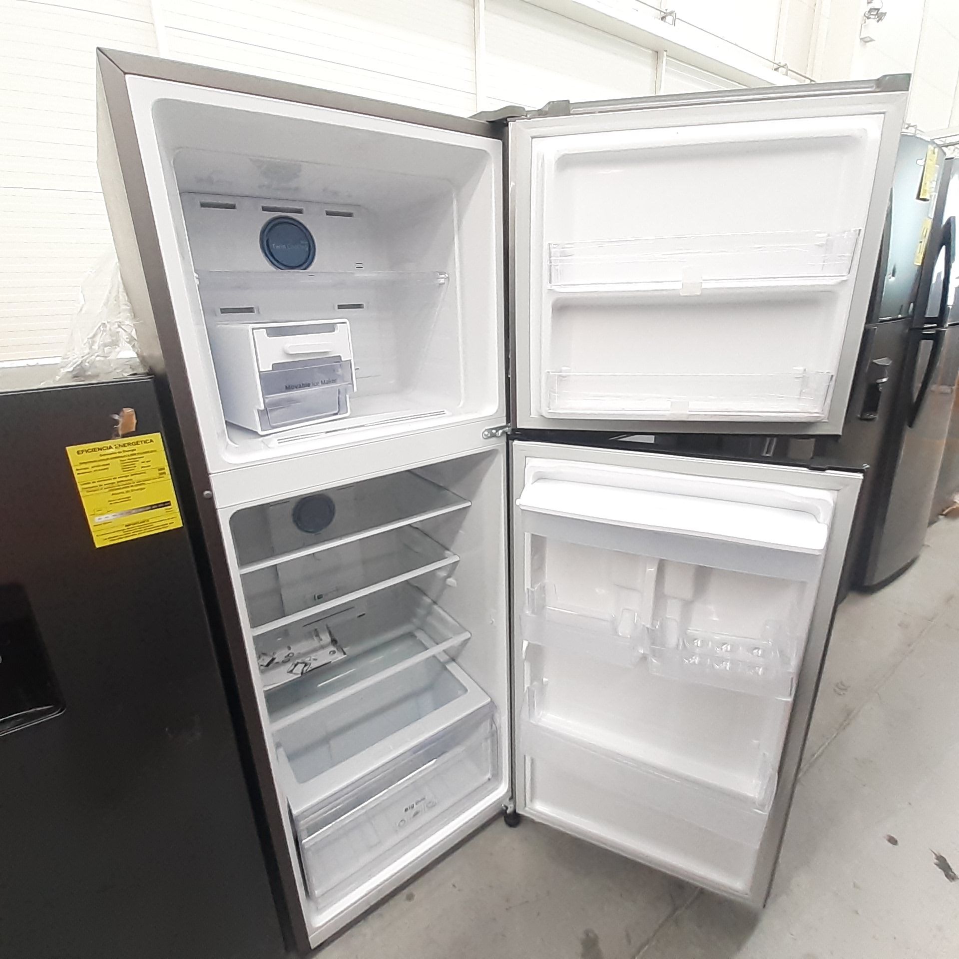 Lote De 2 Refrigeradores: 1 Refrigerador Con Dispensador De Agua Marca Samsung, 1 Refrigerador Marca - Image 6 of 18