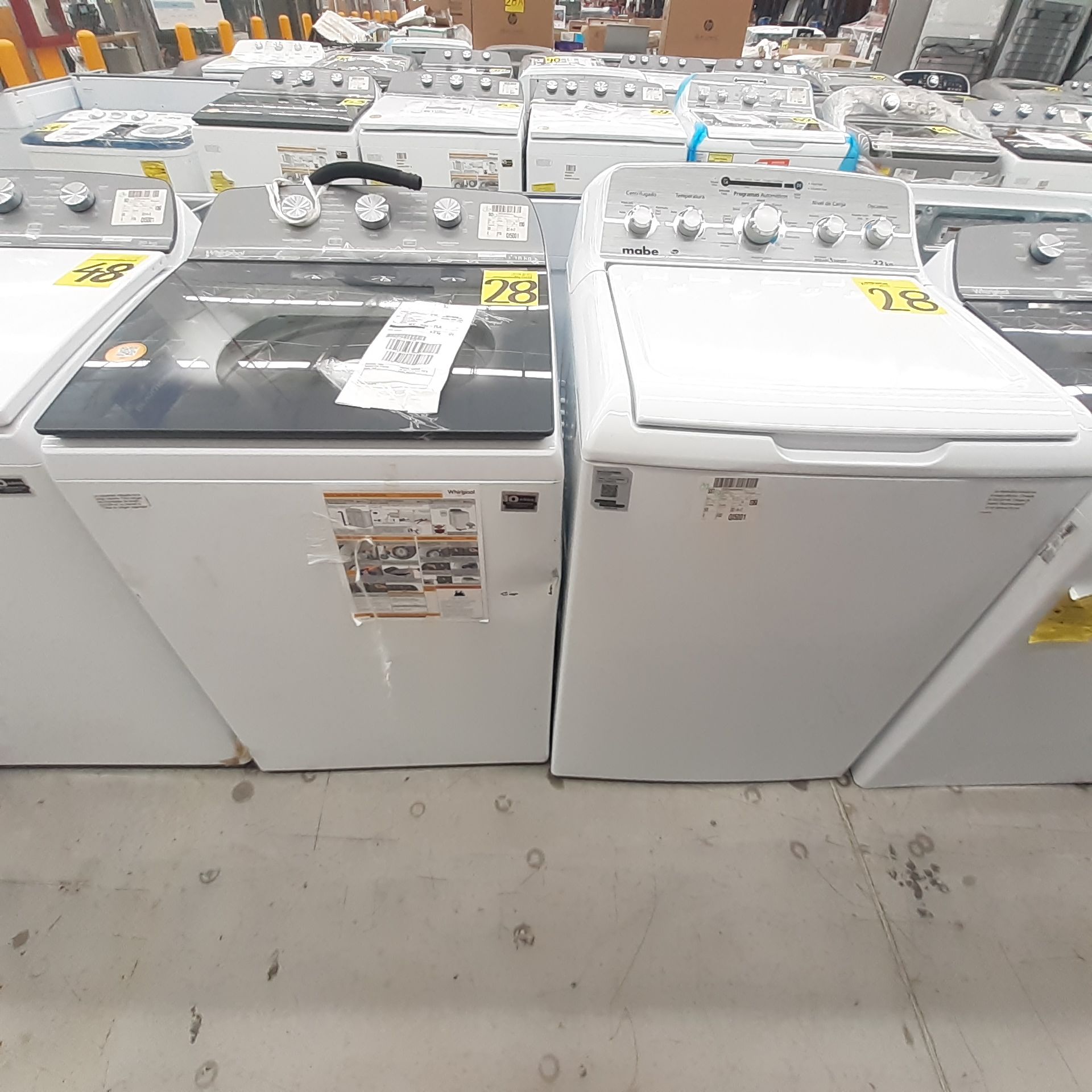 Lote De 2 Lavadoras: 1 Lavadora De 18 Kg Marca Whirlpool, 1 Lavadora De 22 Kg Marca Mabe, Distintos - Image 2 of 8