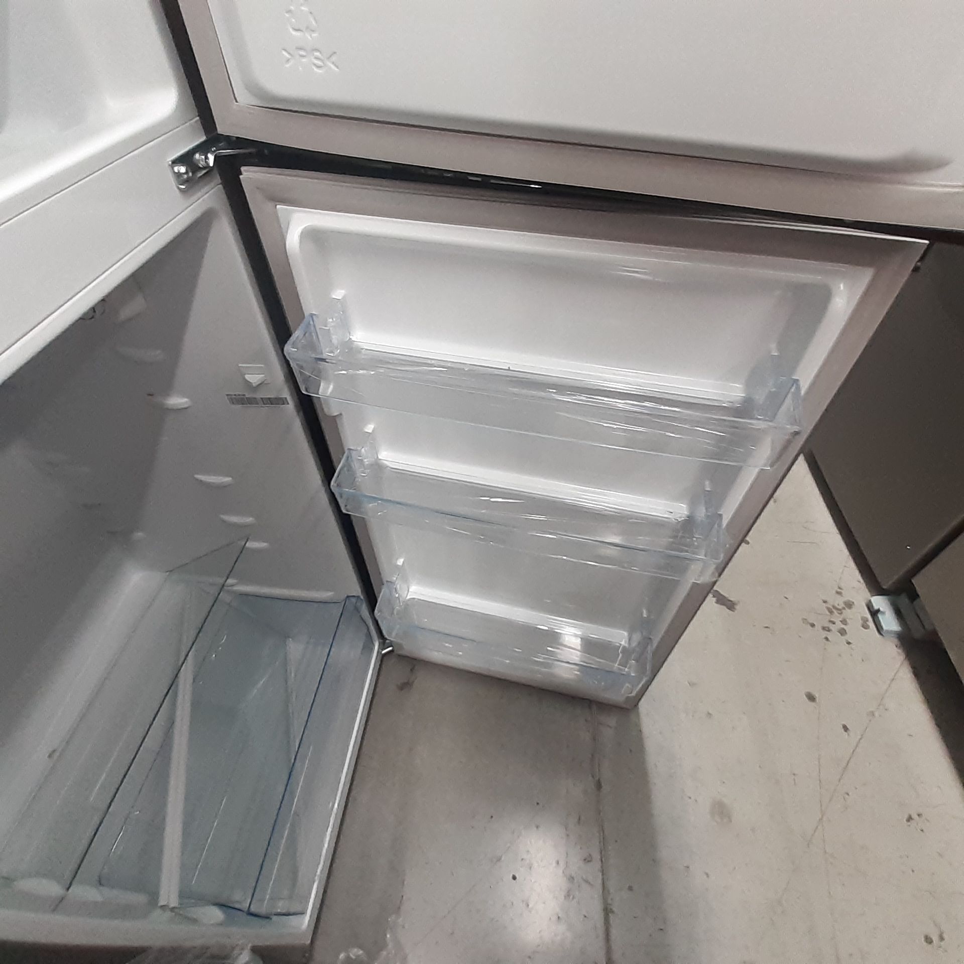 Lote De 2 Refrigeradores: 1 Refrigerador Con Dispensador De Agua Marca Samsung, 1 Refrigerador Marca - Image 17 of 18