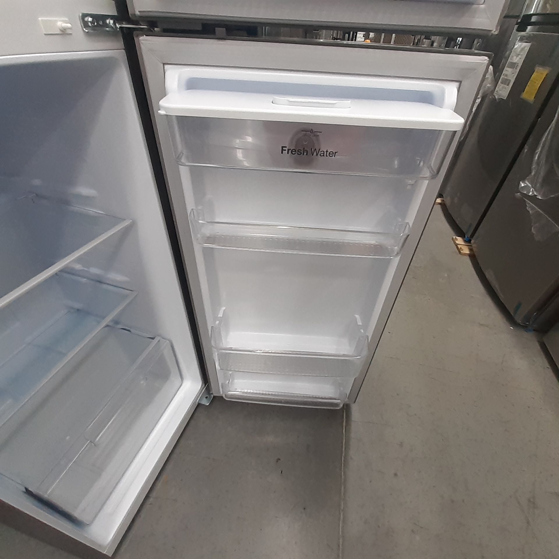 Lote De 2 Refrigeradores: 1 Refrigerador Marca Mabe, 1 Refrigerador Marca Winia, Distintos Modelos - Image 17 of 23