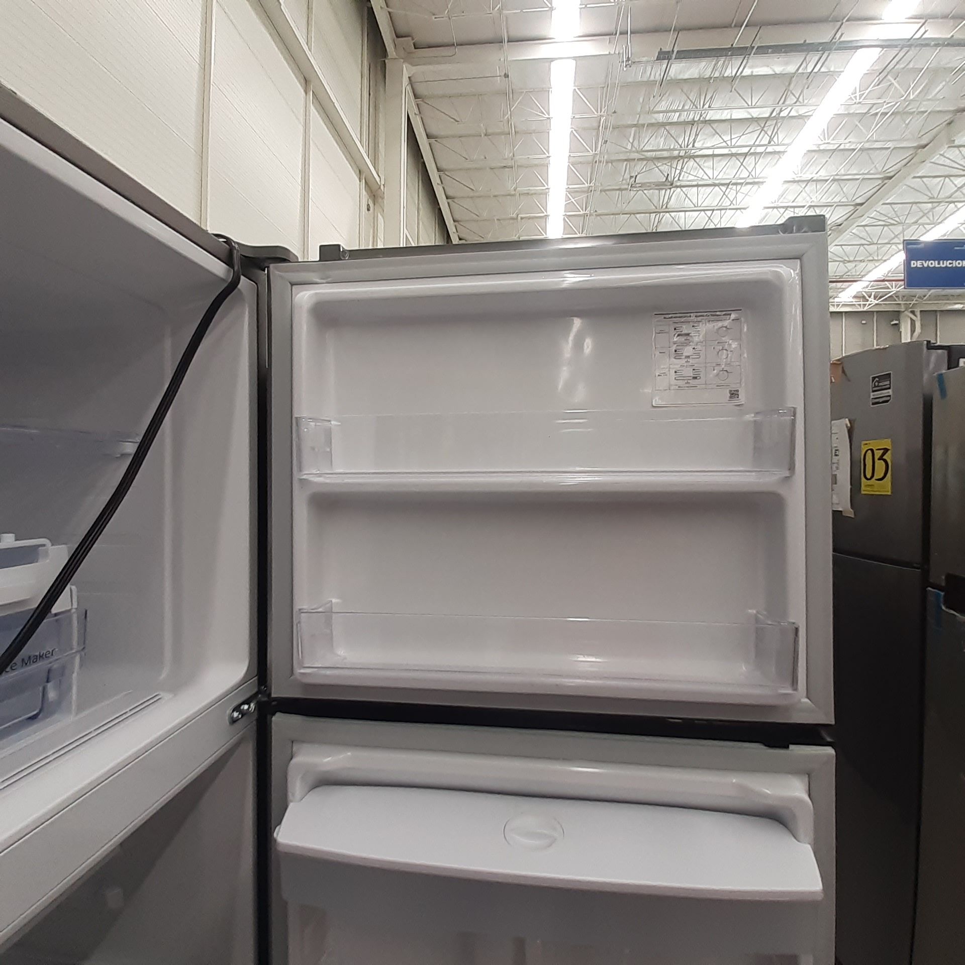 Lote De 2 Refrigeradores: 1 Refrigerador Marca Mabe, 1 Refrigerador Marca Winia, Distintos Modelos - Image 12 of 23