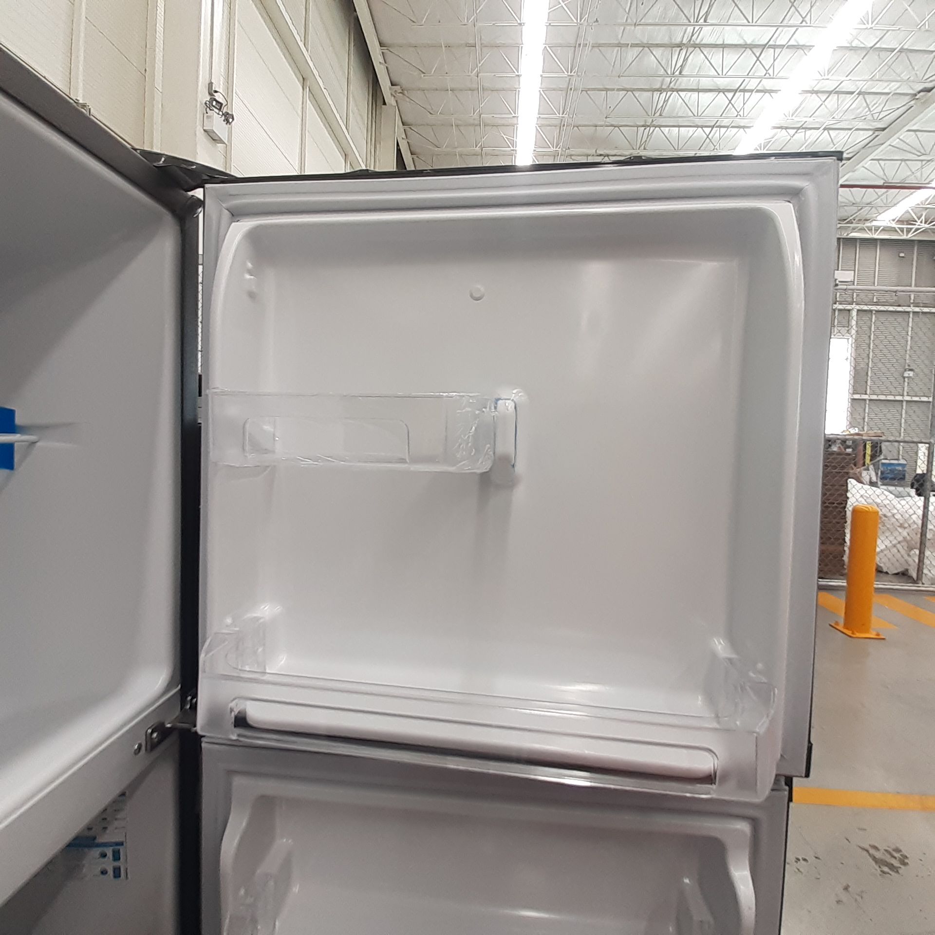 Lote De 2 Refrigeradores Contiene: 1 Refrigerador Marca Mabe, 1 Refrigerador Marca Hisense, Distinto - Image 7 of 14