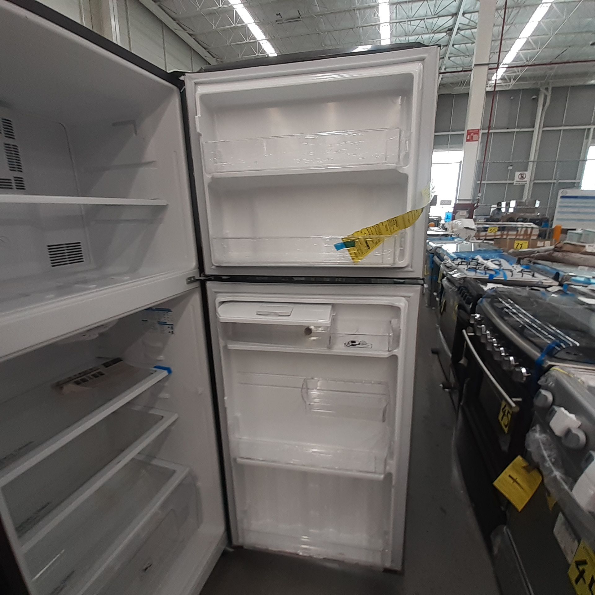 Lote De 3 Refrigeradores: 1 Refrigerador Marca Whirlpool, 1 Refrigerador Marca Mabe, 1 Refrigerador - Image 15 of 22