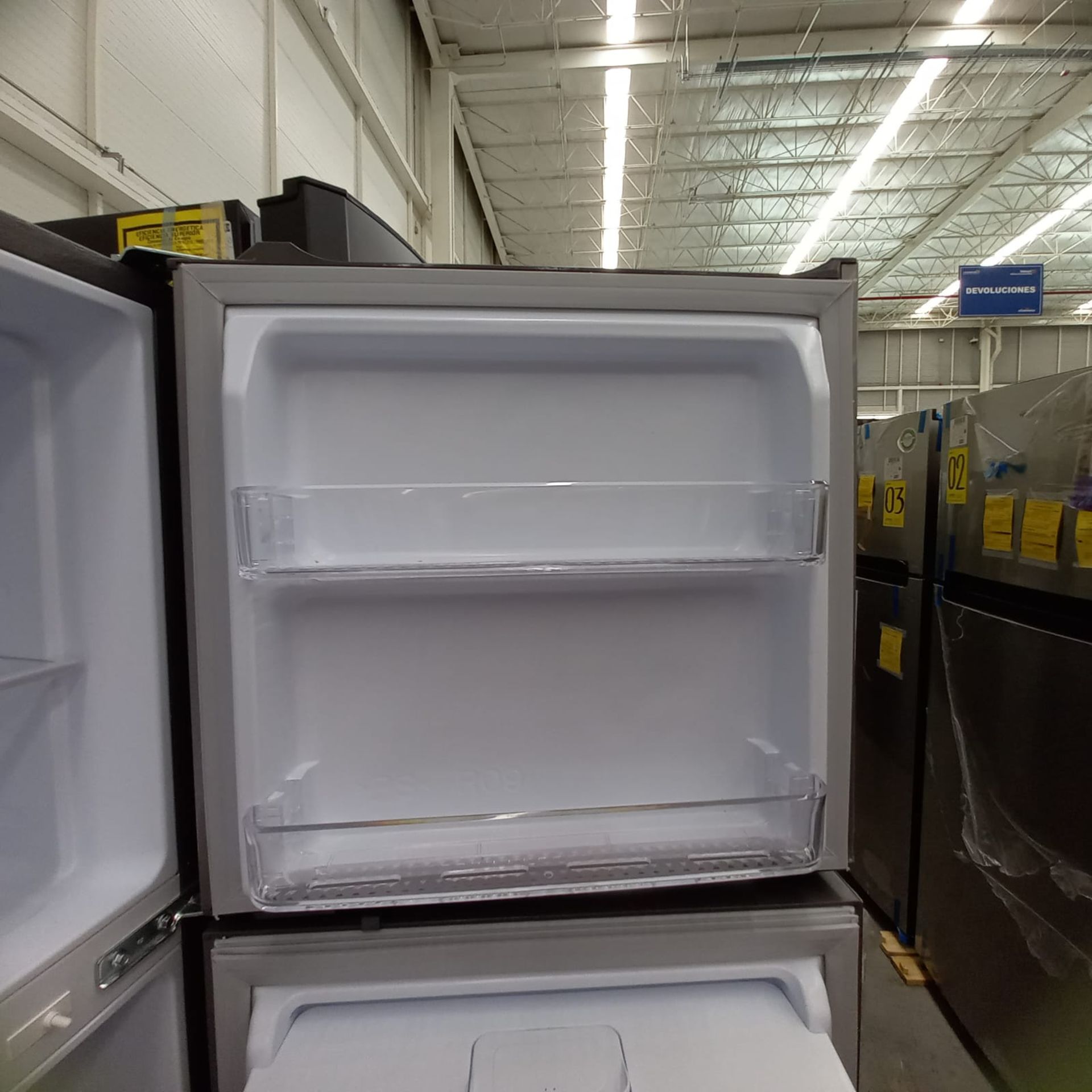 Lote De 2 Refrigeradores: 1 Refrigerador Marca Mabe, 1 Refrigerador Marca Winia, Distintos Modelos - Image 19 of 23