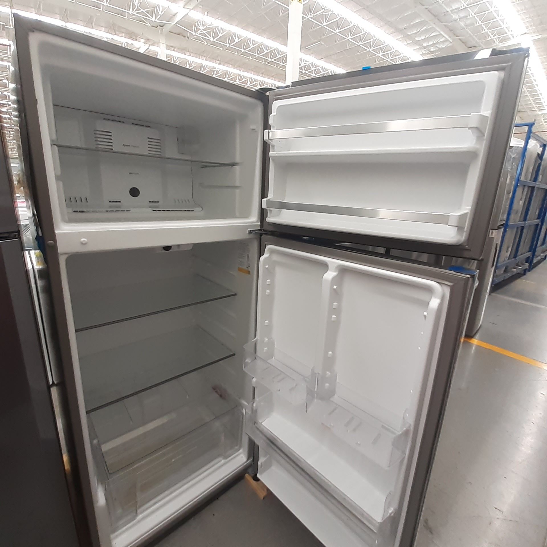 Lote De 2 Refrigeradores: 1 Refrigerador Marca Whirlpool, 1 Refrigerador Marca Mabe, Distintos Model - Image 16 of 22