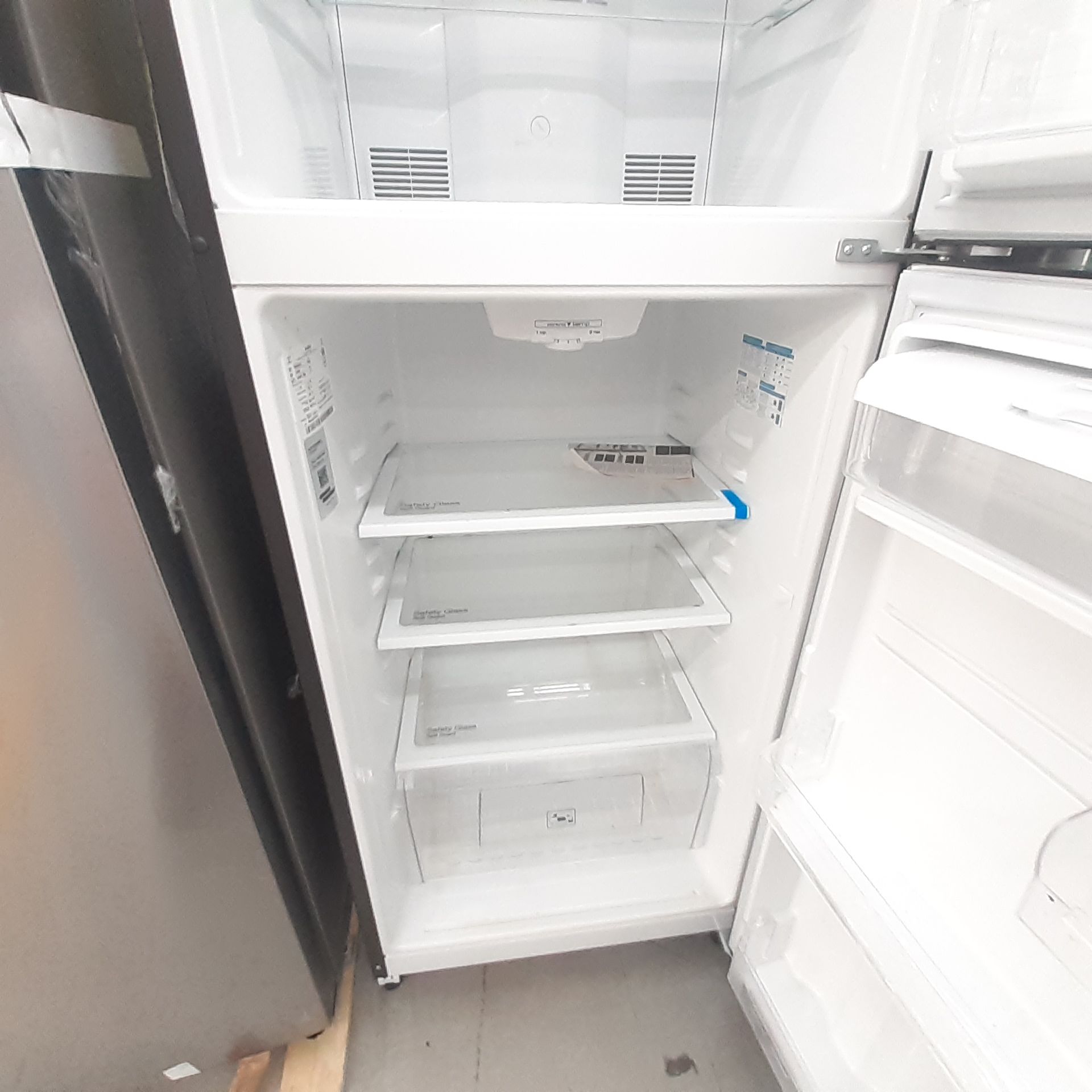 Lote De 3 Refrigeradores: 1 Refrigerador Marca Whirlpool, 1 Refrigerador Marca Mabe, 1 Refrigerador - Image 16 of 22