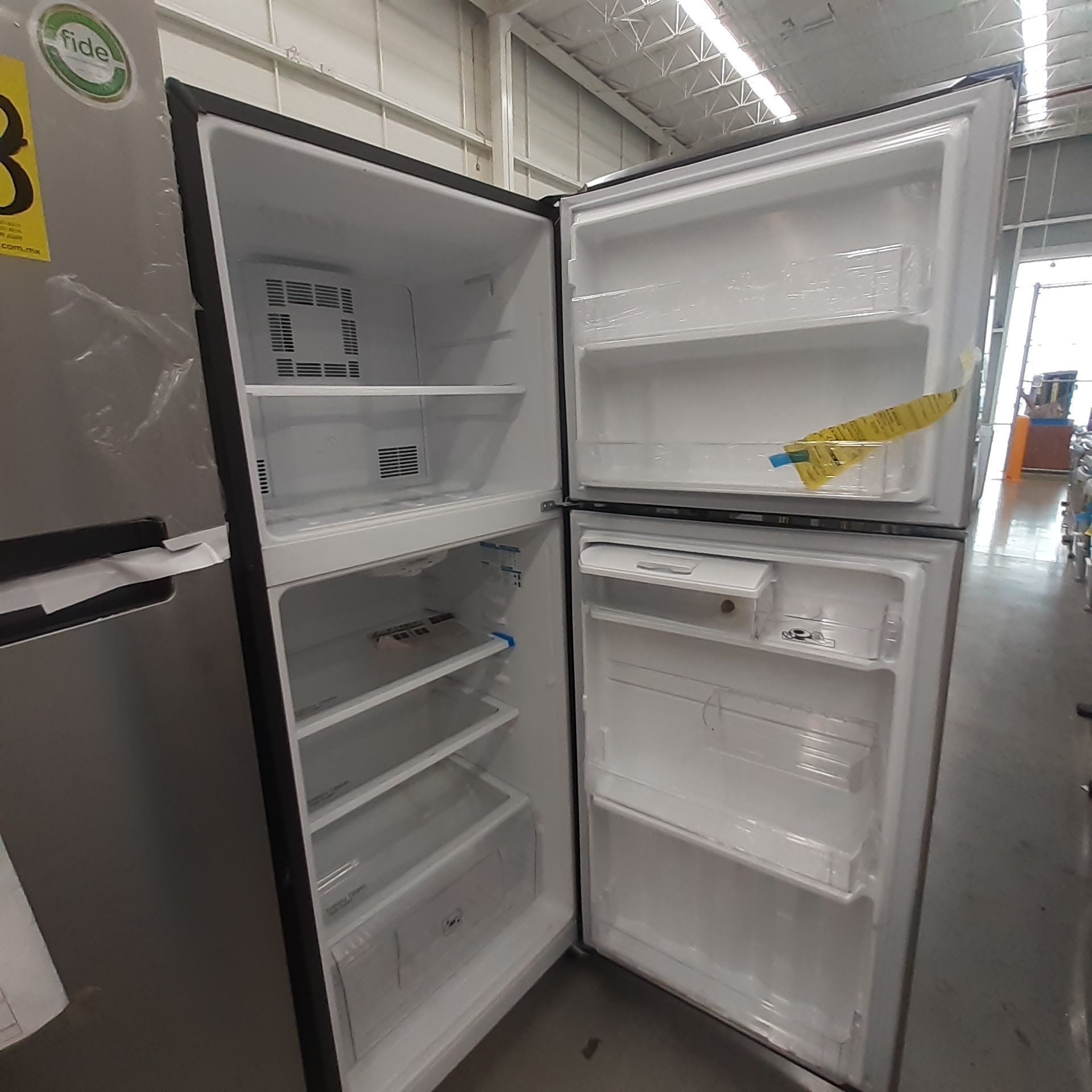 Lote De 3 Refrigeradores: 1 Refrigerador Marca Whirlpool, 1 Refrigerador Marca Mabe, 1 Refrigerador - Image 14 of 22
