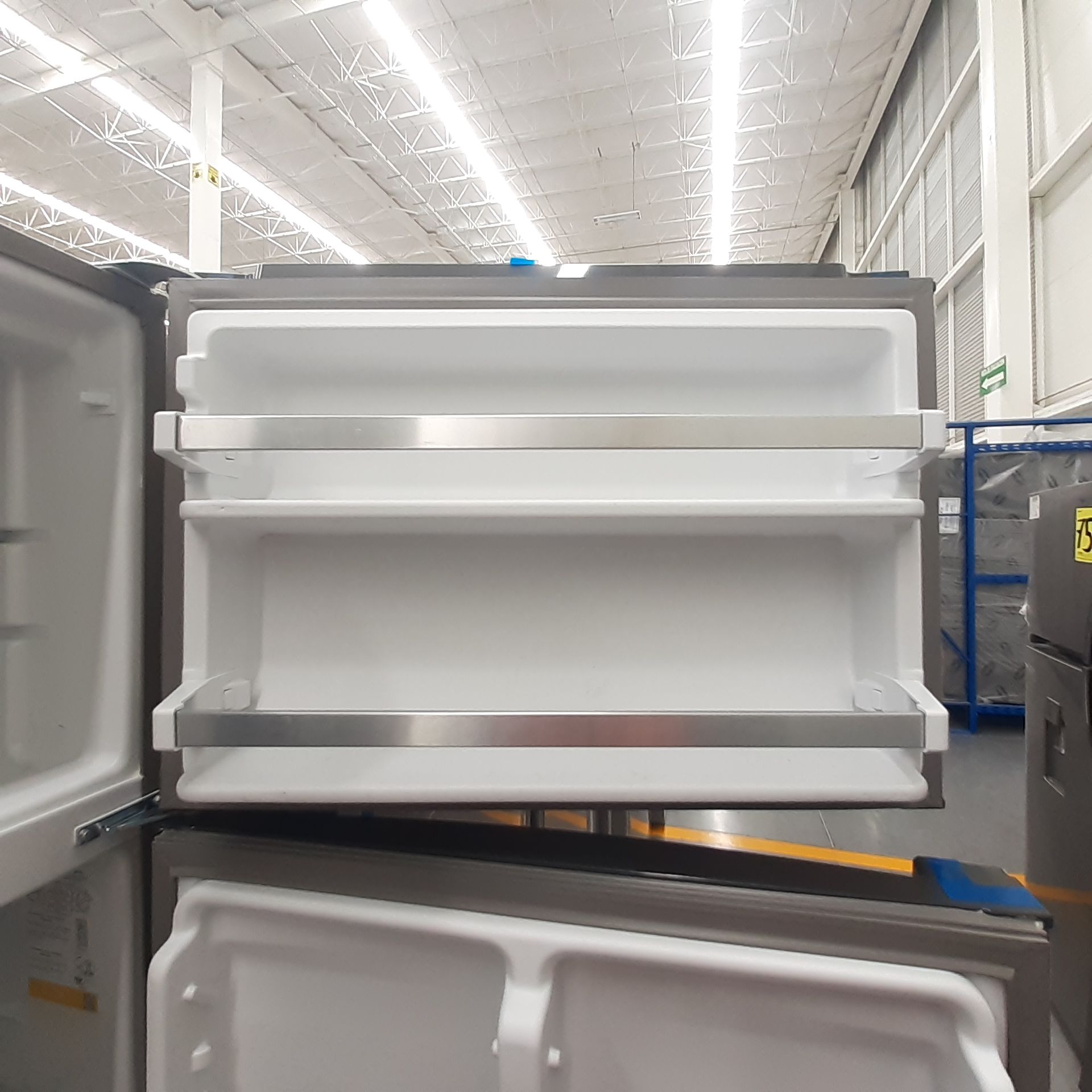 Lote De 2 Refrigeradores: 1 Refrigerador Marca Whirlpool, 1 Refrigerador Marca Mabe, Distintos Model - Image 20 of 22