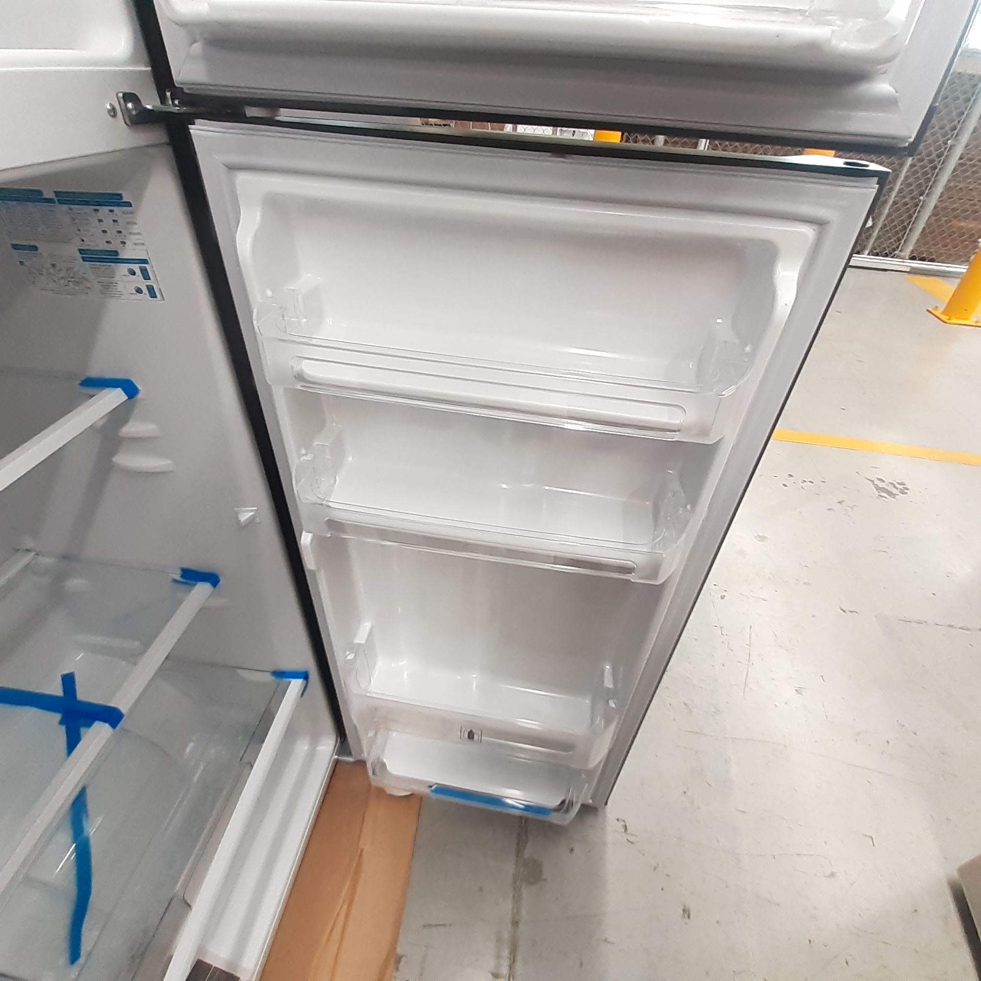 Lote De 2 Refrigeradores Contiene: 1 Refrigerador Marca Mabe, 1 Refrigerador Marca Hisense, Distinto - Image 8 of 14