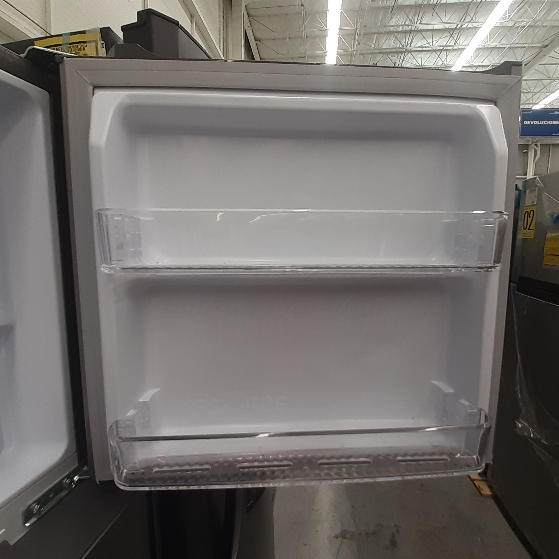 Lote De 2 Refrigeradores: 1 Refrigerador Marca Mabe, 1 Refrigerador Marca Winia, Distintos Modelos - Image 11 of 23