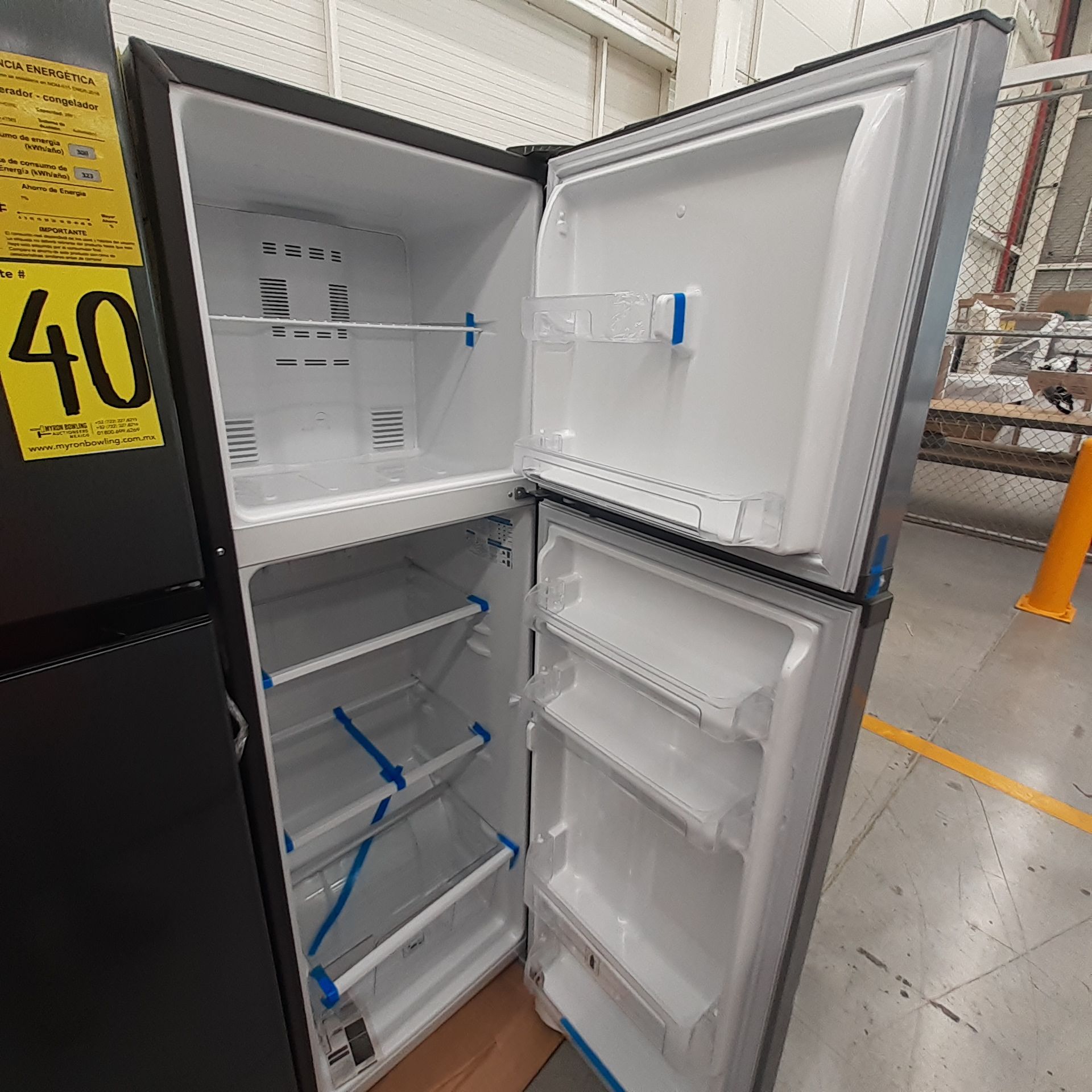 Lote De 2 Refrigeradores Contiene: 1 Refrigerador Marca Mabe, 1 Refrigerador Marca Hisense, Distinto - Image 5 of 14