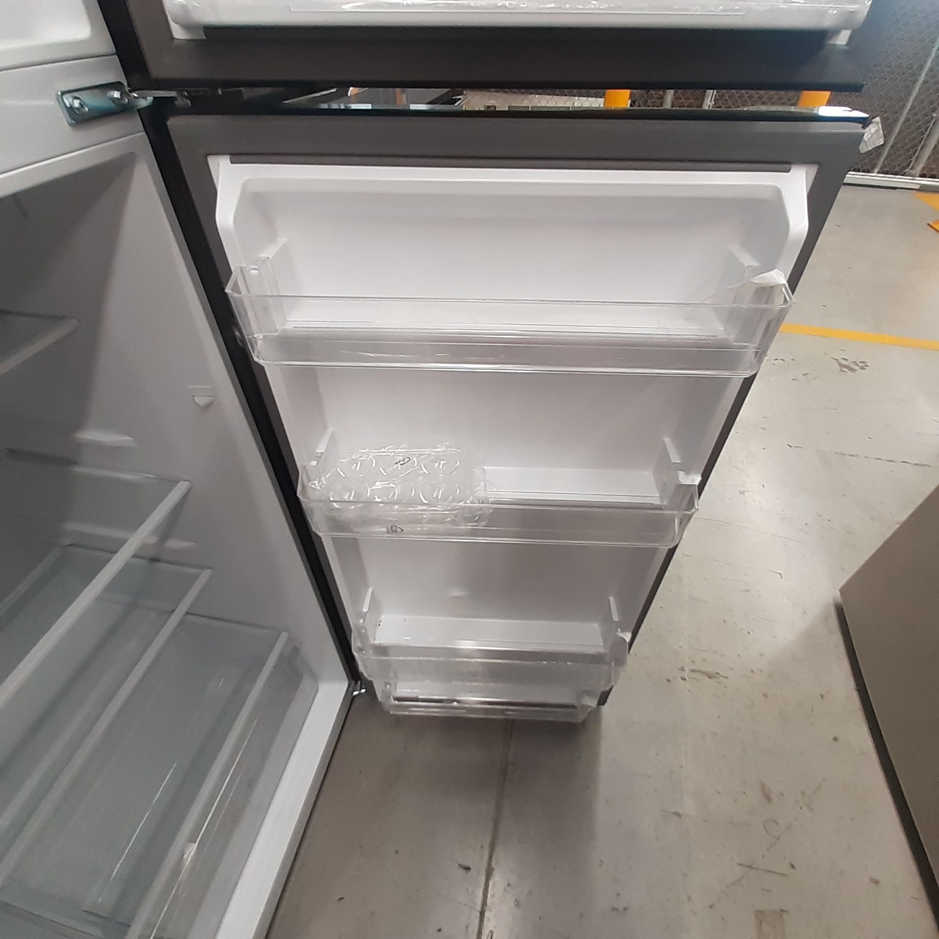 Lote De 2 Refrigeradores: 1 Refrigerador Marca Mabe, 1 Refrigerador Marca Atvio, Distintos Modelos - Image 22 of 23