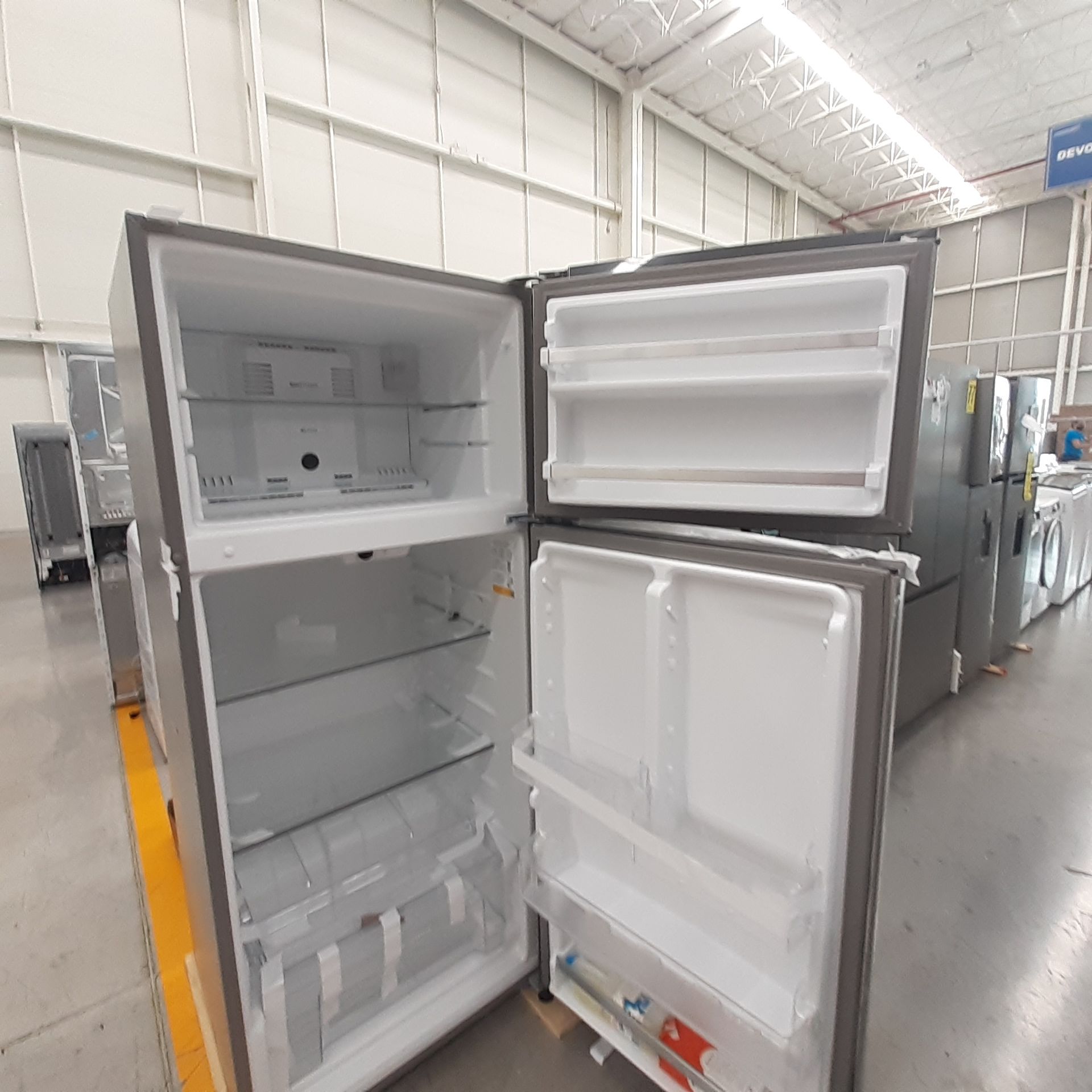 Lote De 3 Refrigeradores: 1 Refrigerador Marca Whirlpool, 1 Refrigerador Marca Mabe, 1 Refrigerador - Image 9 of 22