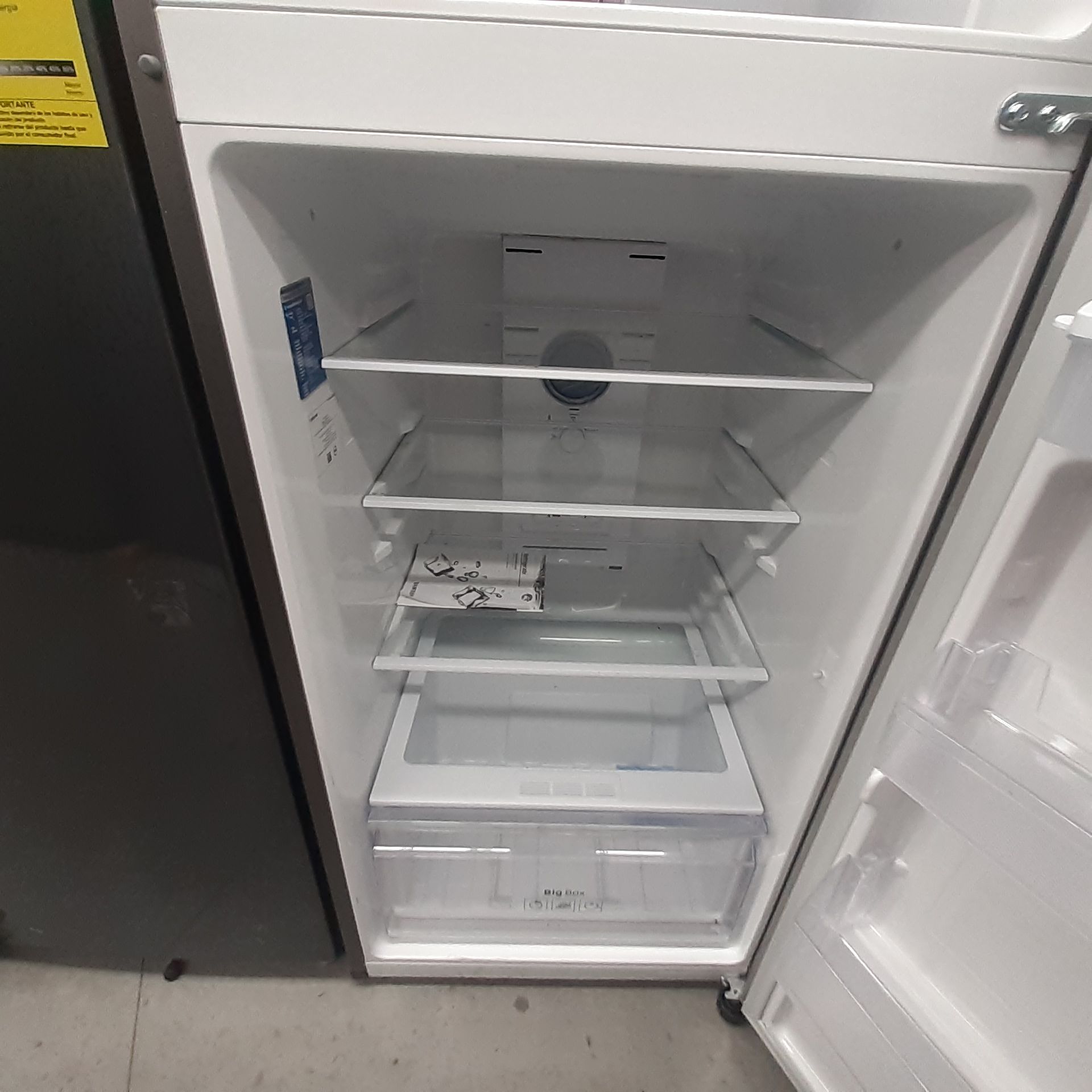 Lote De 2 Refrigeradores: 1 Refrigerador Con Dispensador De Agua Marca Samsung, 1 Refrigerador Marca - Image 10 of 18