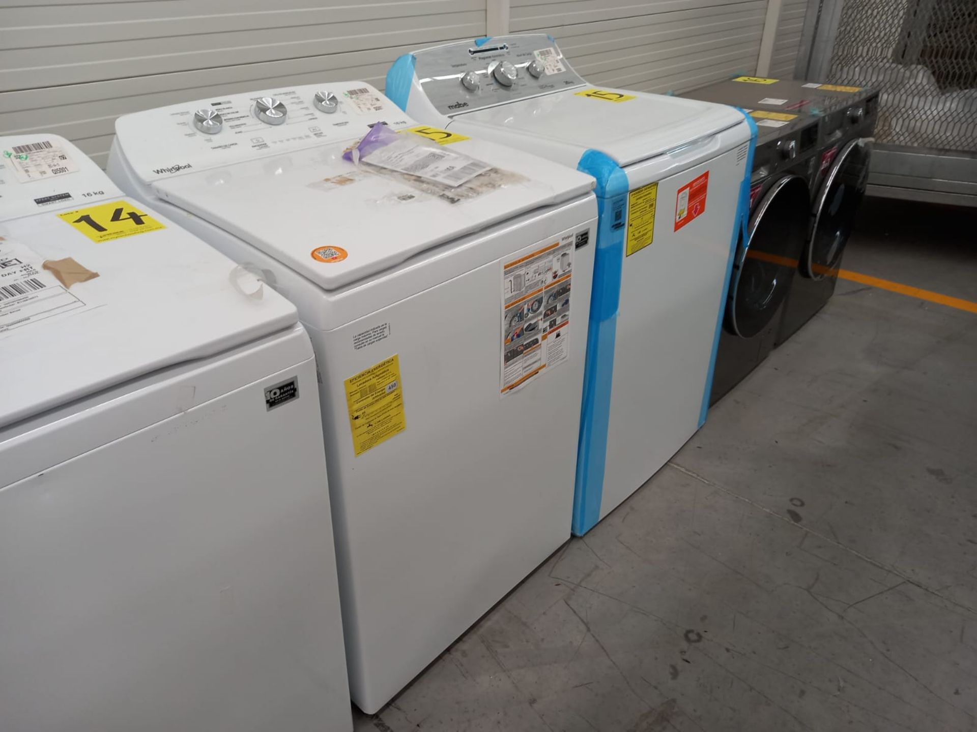 Lote De 2 Lavadoras: 1 Lavadora De 16 Kg Marca Whirlpool, 1 Lavadora De 20 Kg Marca Mabe, Distintos - Image 2 of 9