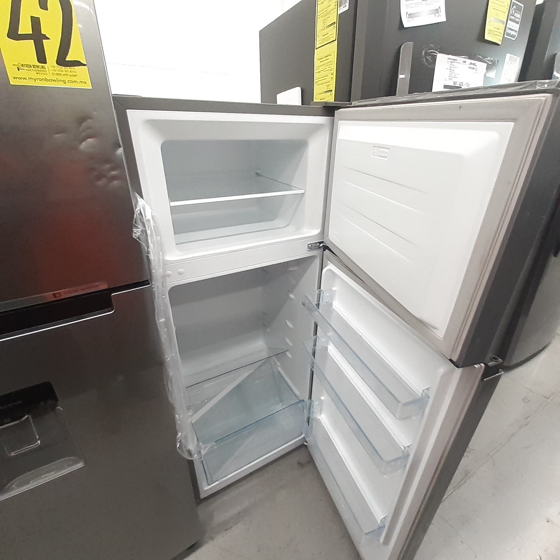 Lote De 2 Refrigeradores: 1 Refrigerador Con Dispensador De Agua Marca Samsung, 1 Refrigerador Marca - Image 13 of 18