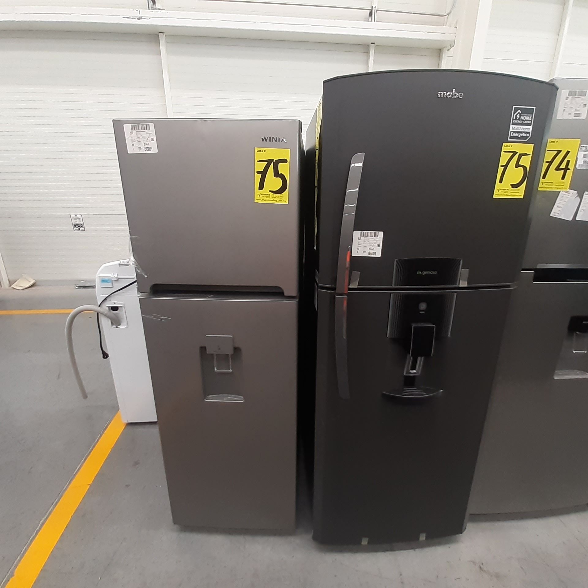 Lote De 2 Refrigeradores: 1 Refrigerador Marca Mabe, 1 Refrigerador Marca Winia, Distintos Modelos - Image 2 of 23