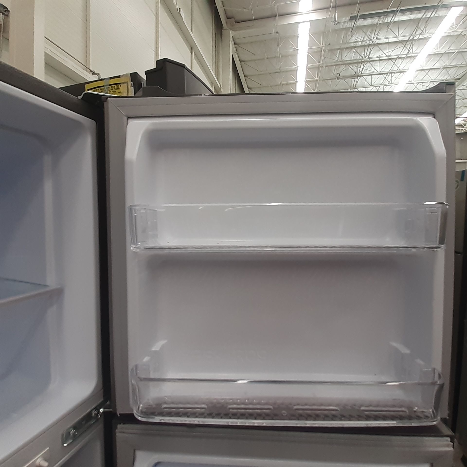 Lote De 2 Refrigeradores: 1 Refrigerador Marca Mabe, 1 Refrigerador Marca Winia, Distintos Modelos - Image 18 of 23