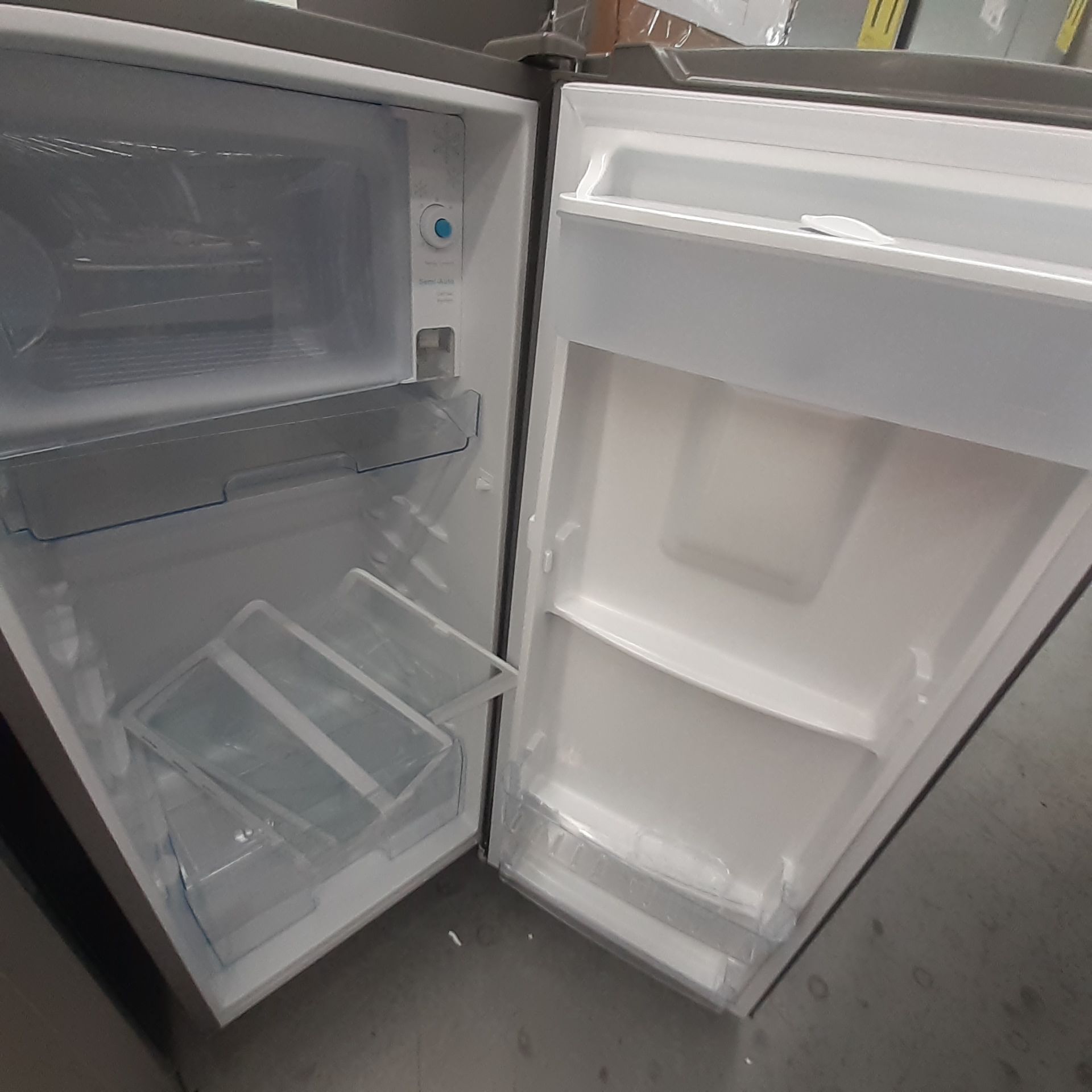 Lote De 3 Refrigeradores: 1 Refrigerador Marca Whirlpool, 1 Refrigerador Marca Mabe, 1 Refrigerador - Image 19 of 22
