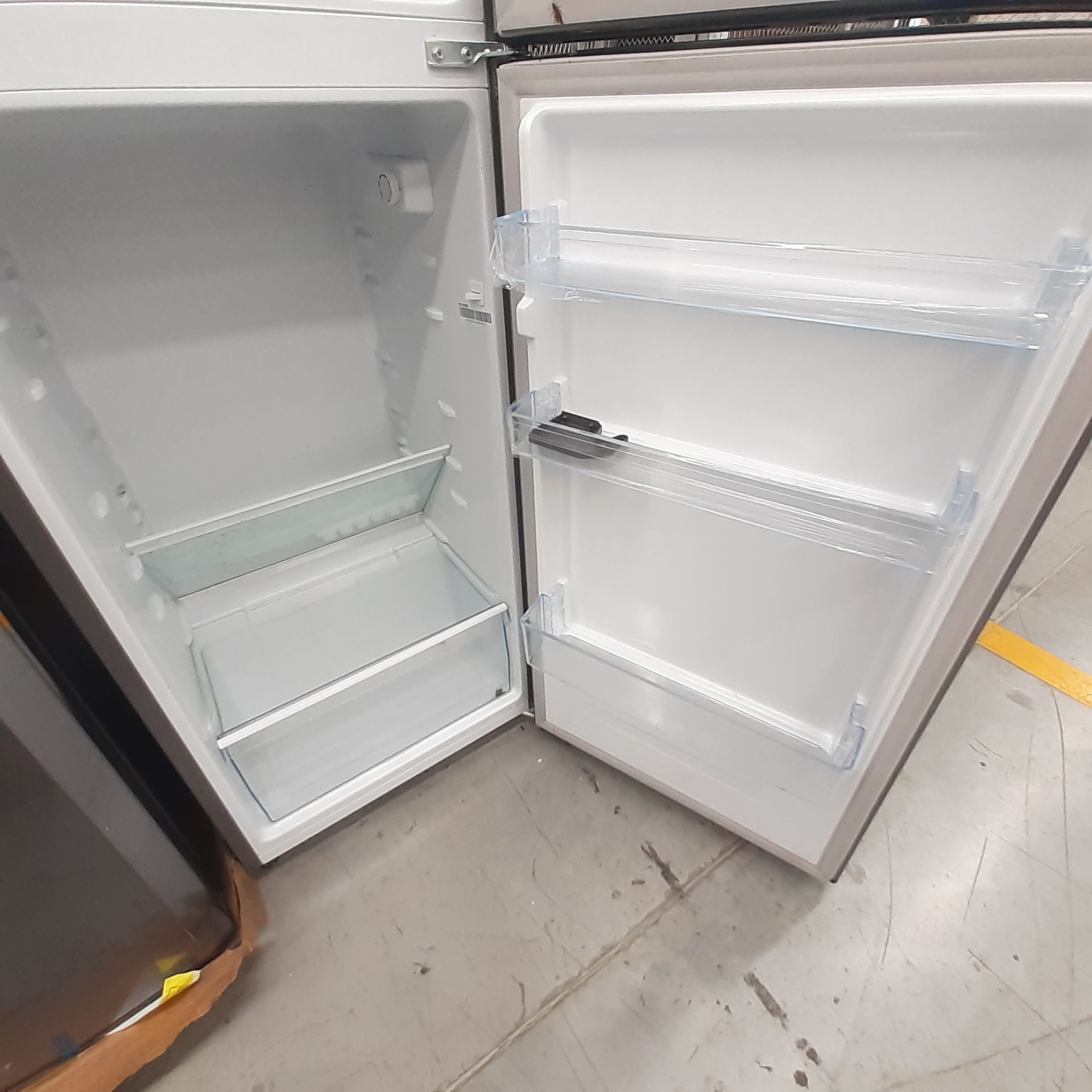 Lote De 2 Refrigeradores Contiene: 1 Refrigerador Marca Mabe, 1 Refrigerador Marca Hisense, Distinto - Image 13 of 14