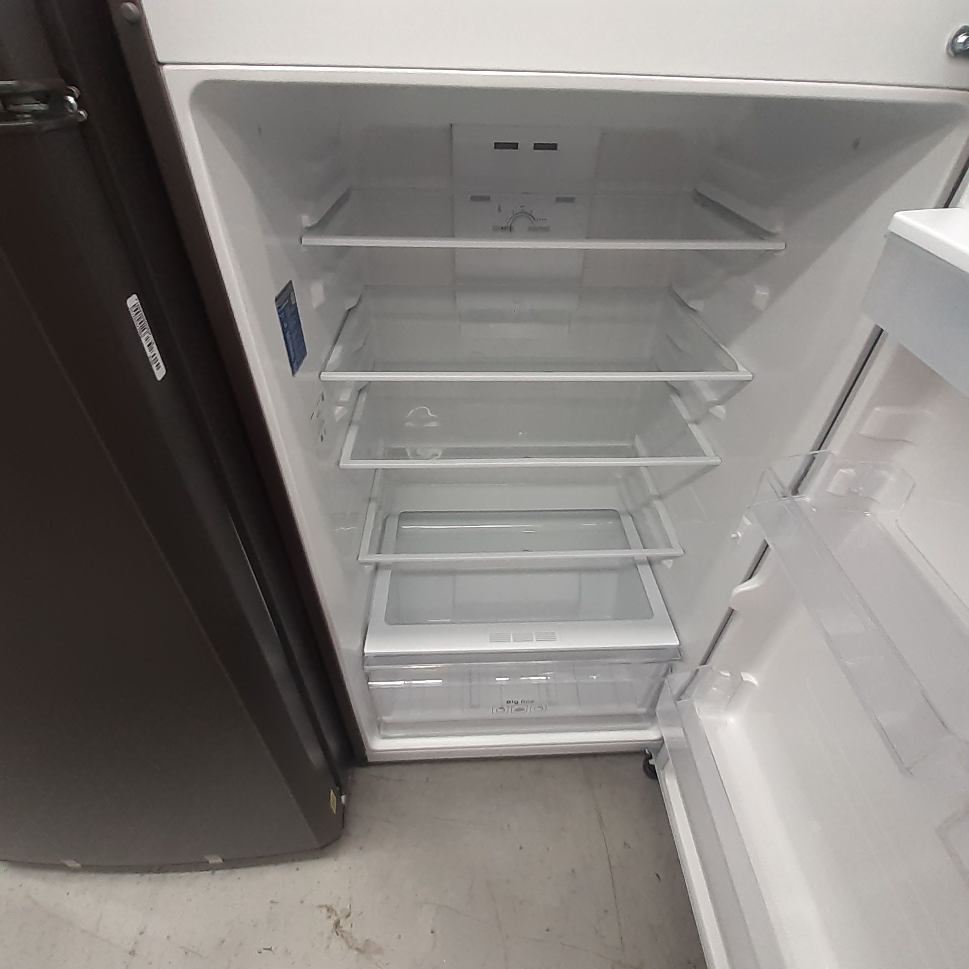 Lote De 2 Refrigeradores: 1 Refrigerador Marca Mabe, 1 Refrigerador Marca Winia, Distintos Modelos - Image 10 of 23
