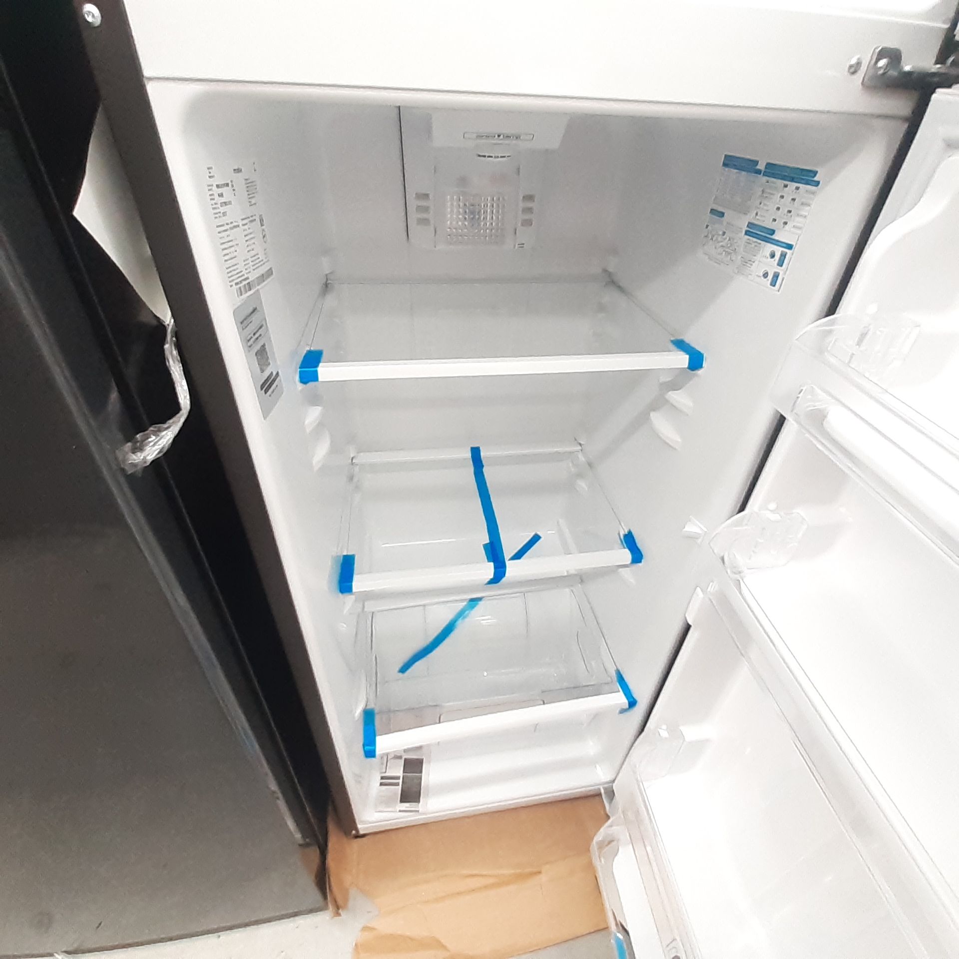 Lote De 2 Refrigeradores Contiene: 1 Refrigerador Marca Mabe, 1 Refrigerador Marca Hisense, Distinto - Image 9 of 14