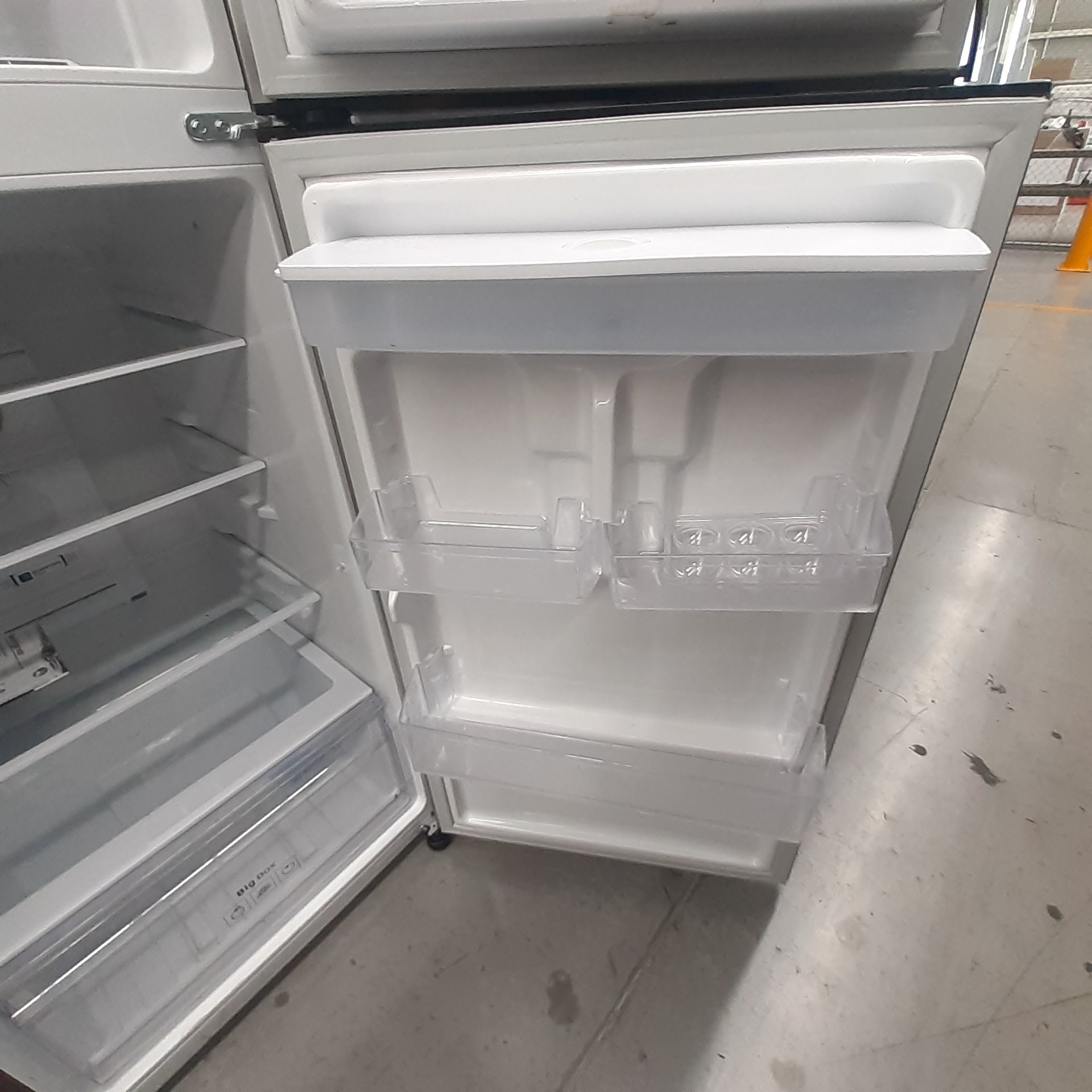 Lote De 2 Refrigeradores: 1 Refrigerador Con Dispensador De Agua Marca Samsung, 1 Refrigerador Marca - Image 12 of 18