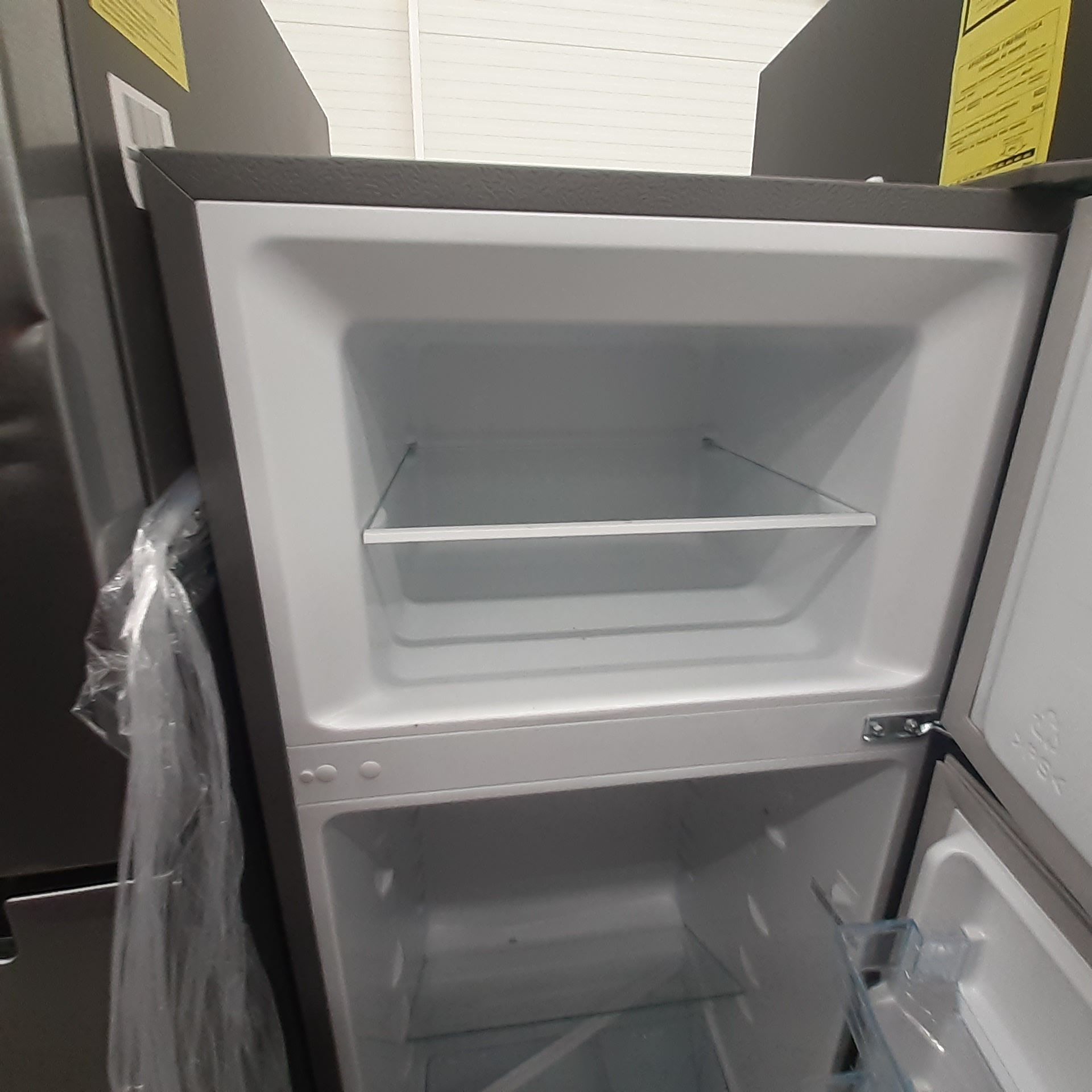 Lote De 2 Refrigeradores: 1 Refrigerador Con Dispensador De Agua Marca Samsung, 1 Refrigerador Marca - Image 14 of 18
