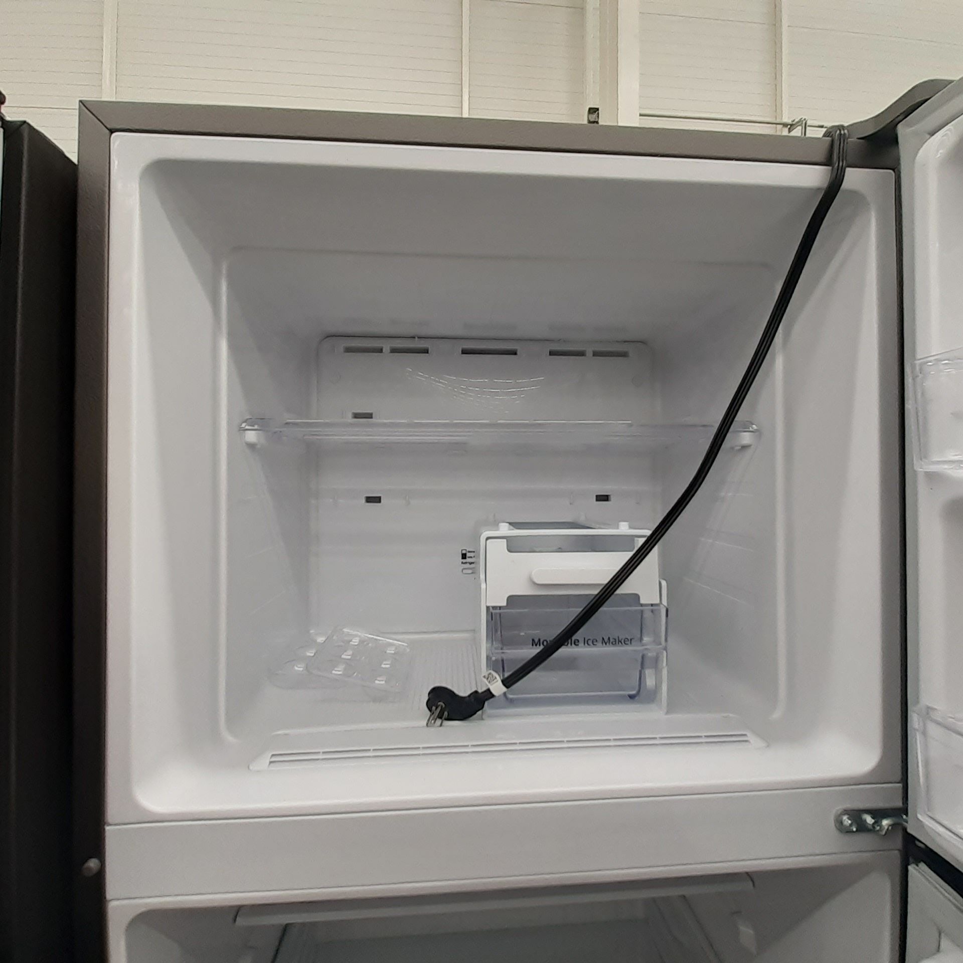 Lote De 2 Refrigeradores: 1 Refrigerador Marca Mabe, 1 Refrigerador Marca Winia, Distintos Modelos - Image 9 of 23