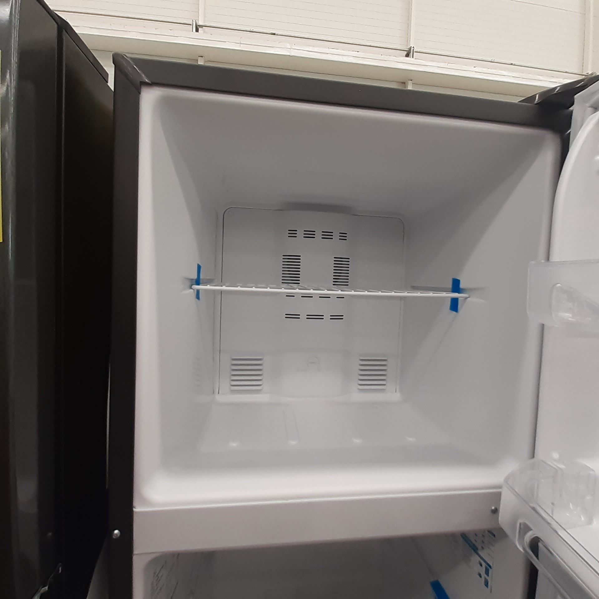 Lote De 2 Refrigeradores Contiene: 1 Refrigerador Marca Mabe, 1 Refrigerador Marca Hisense, Distinto - Image 6 of 14
