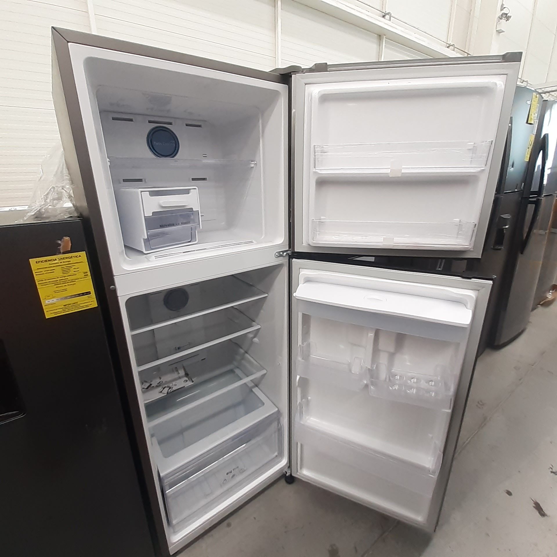 Lote De 2 Refrigeradores: 1 Refrigerador Con Dispensador De Agua Marca Samsung, 1 Refrigerador Marca - Image 9 of 18