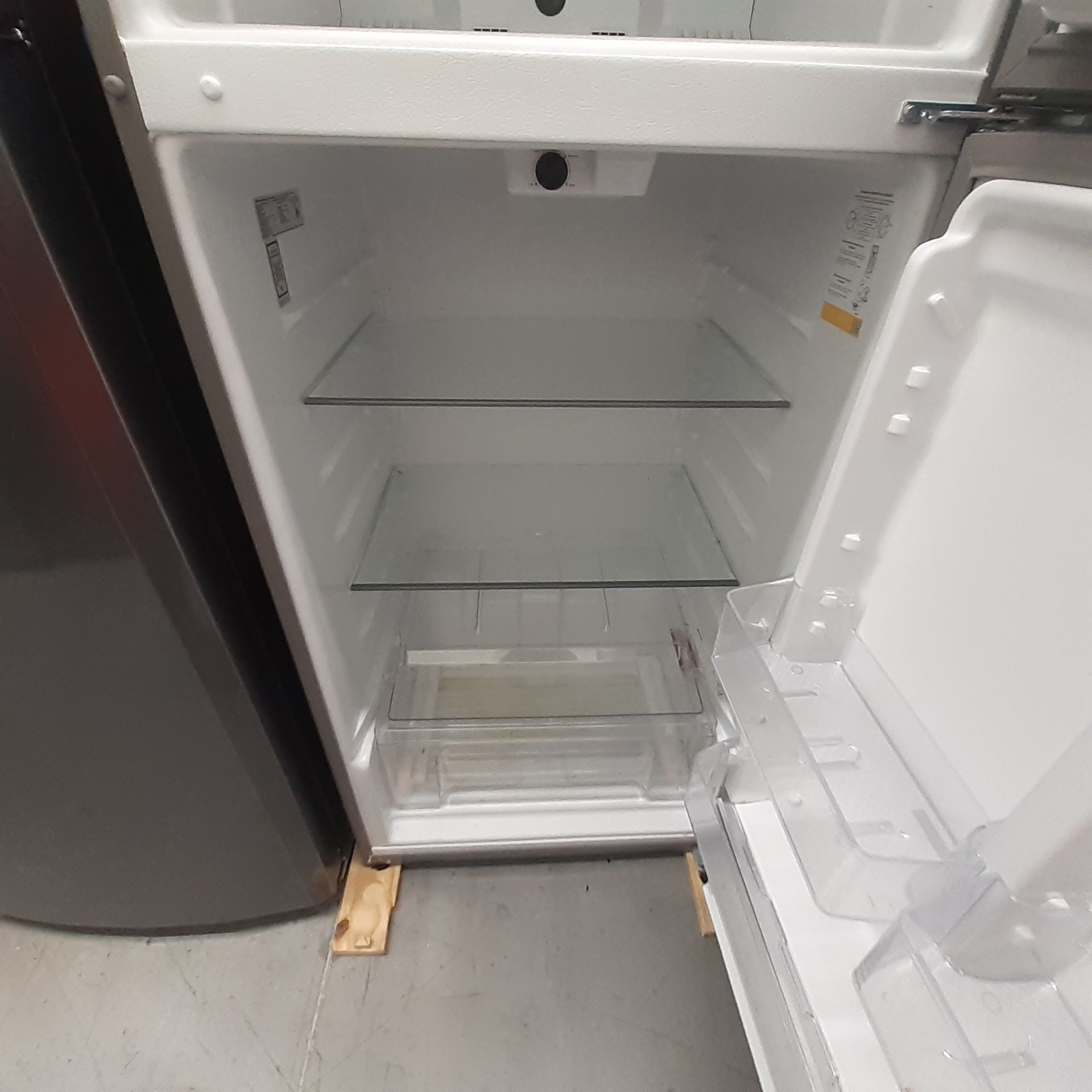 Lote De 2 Refrigeradores: 1 Refrigerador Marca Whirlpool, 1 Refrigerador Marca Mabe, Distintos Model - Image 19 of 22