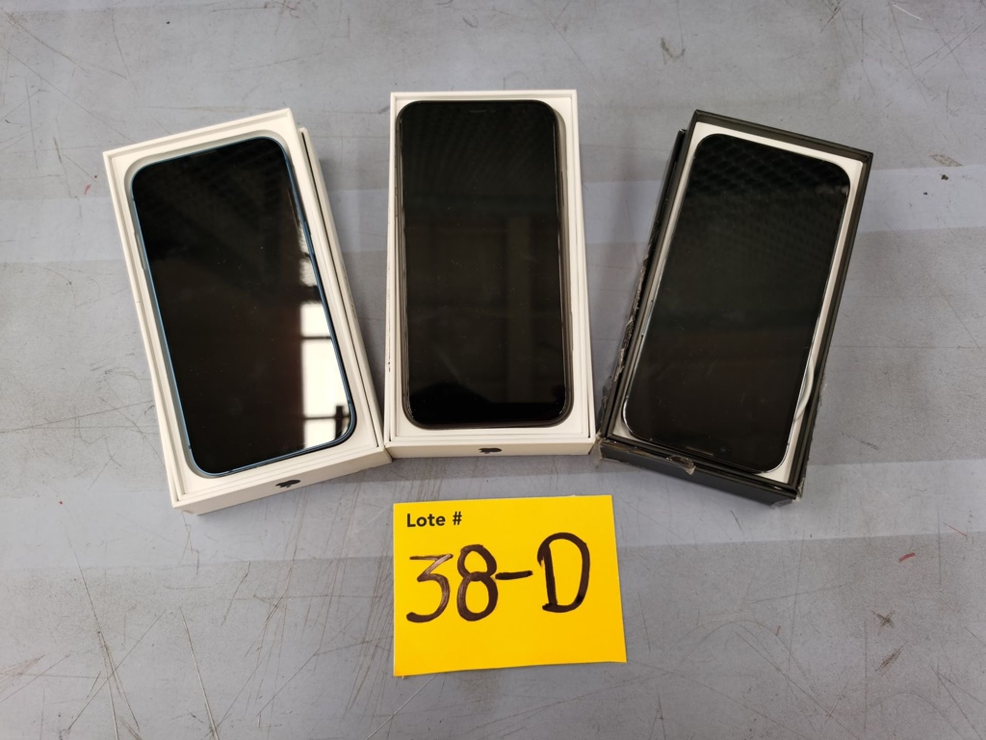 Lote De 3 Celulares Contiene: 1 Celular IPhone 13 PRO 128GB, Color Azul, No Enciende, No Se Asegura - Image 2 of 14