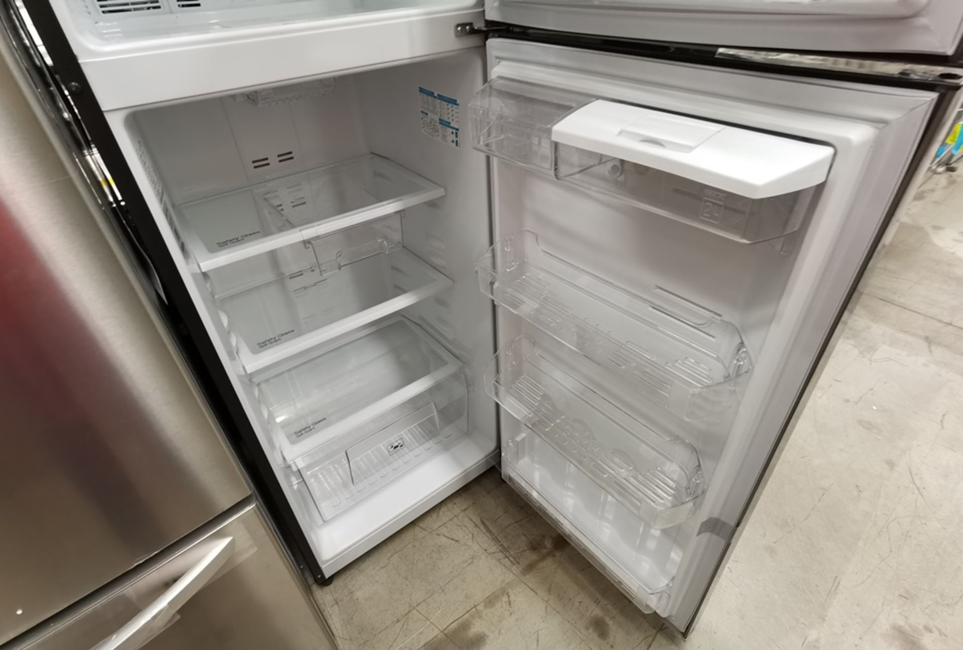 Lote De 2 Refrigeradores Contiene: 1 Refrigerador Marca Mabe, Modelo RMT400RY, Serie 2206B407247, C - Image 8 of 15