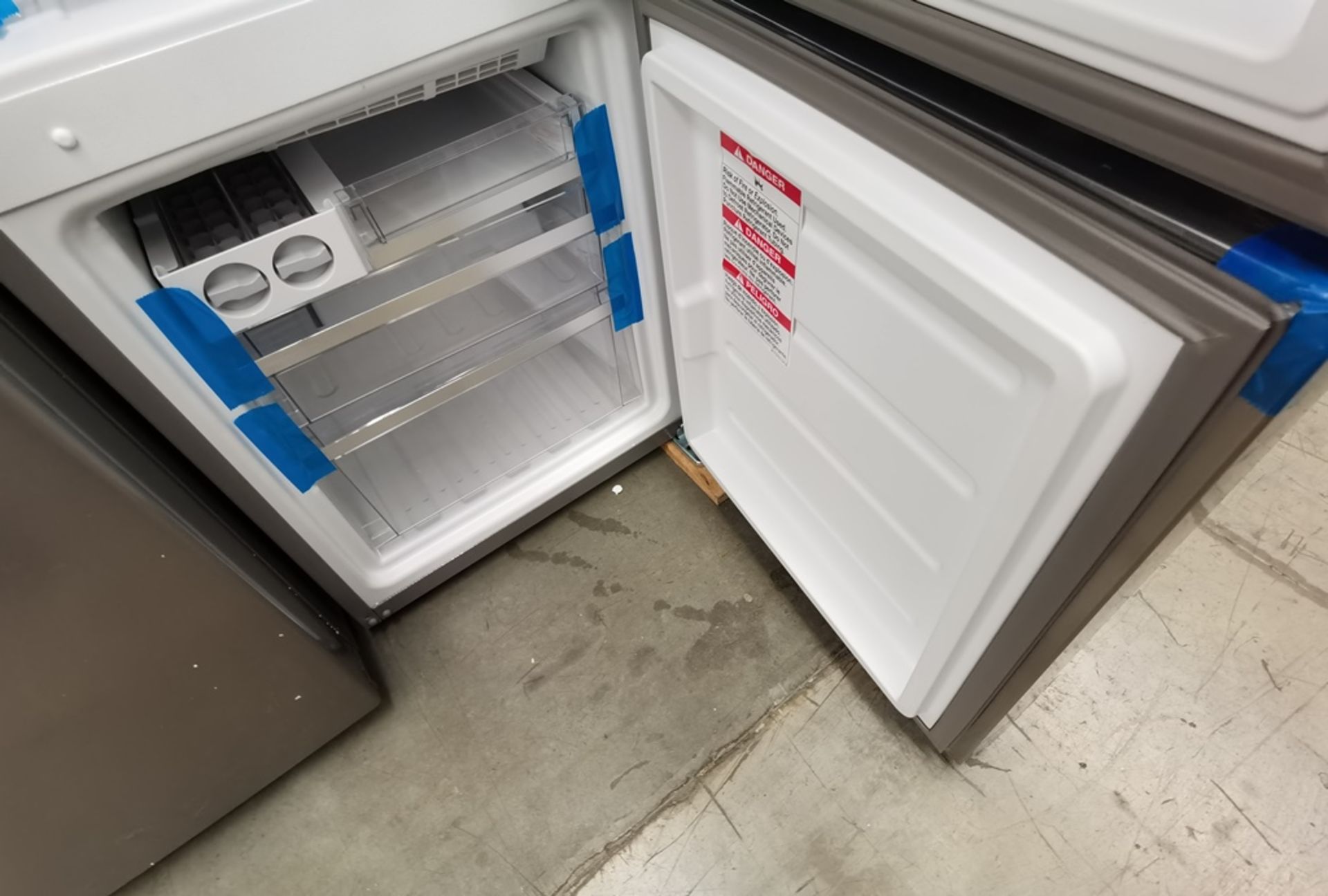 Lote De 2 Refrigeradores Contiene: 1 Refrigerador Marca Whirlpool Modelo WB1333A, Serie VSB2339114, - Image 8 of 14