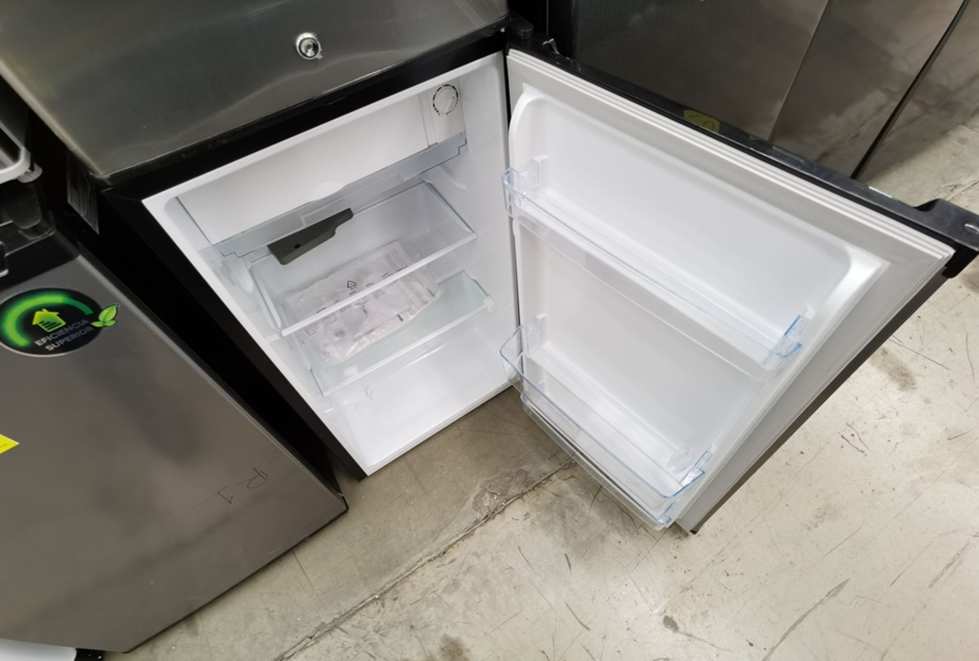 Lote De 4 Refrigeradores Contiene: 1 Refrigerador Marca Atvio, Modelo BC90SU, Serie N/D, Color Gris - Image 8 of 11