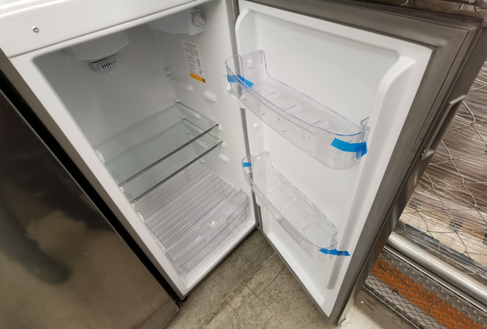 Lote De 2 Refrigeradores Contiene: 1 Refrigerador Marca Across, Modelo AT9007G03, Serie VRB1230980, - Image 6 of 16