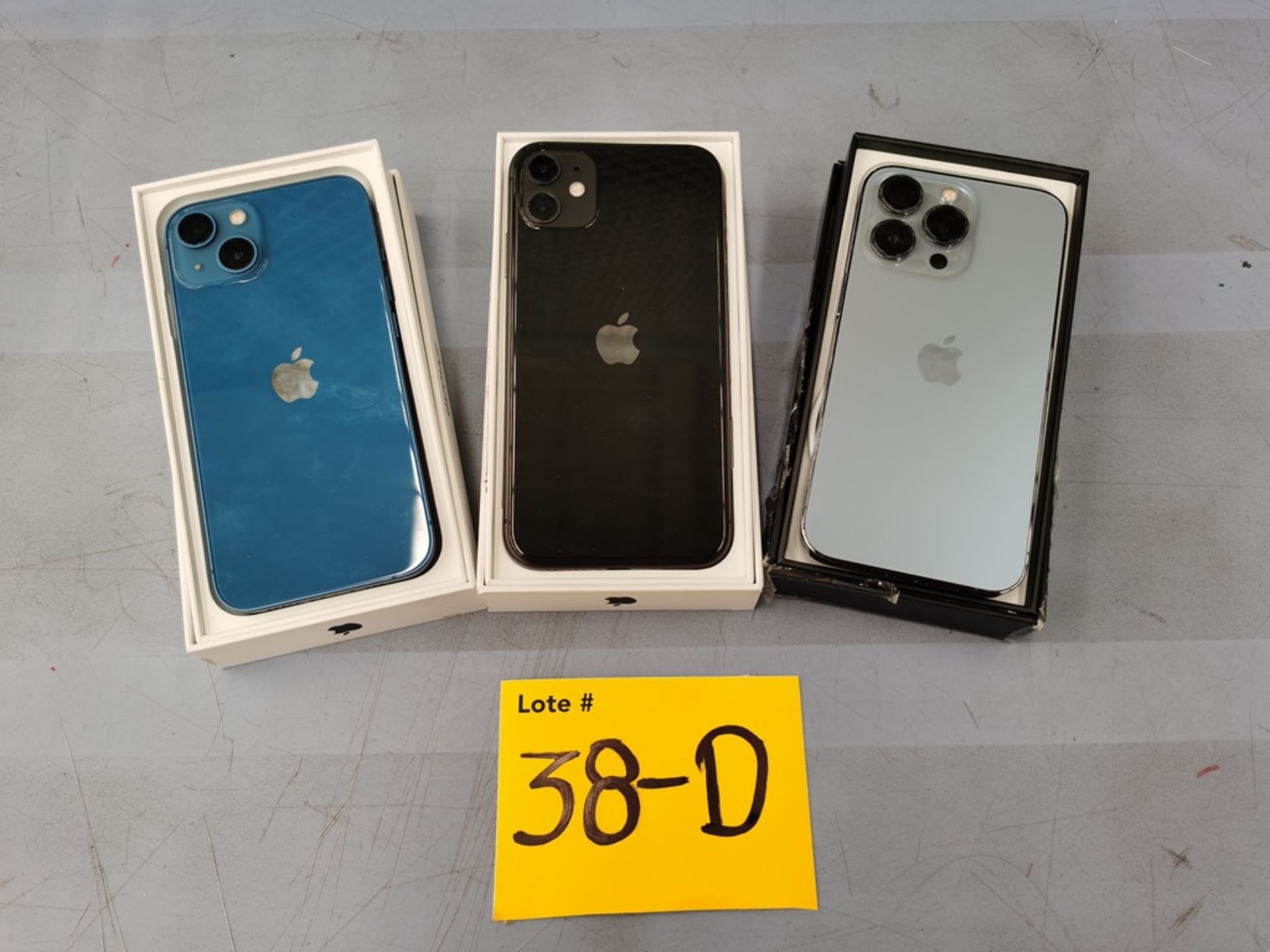 Lote De 3 Celulares Contiene: 1 Celular IPhone 13 PRO 128GB, Color Azul, No Enciende, No Se Asegura - Image 9 of 14