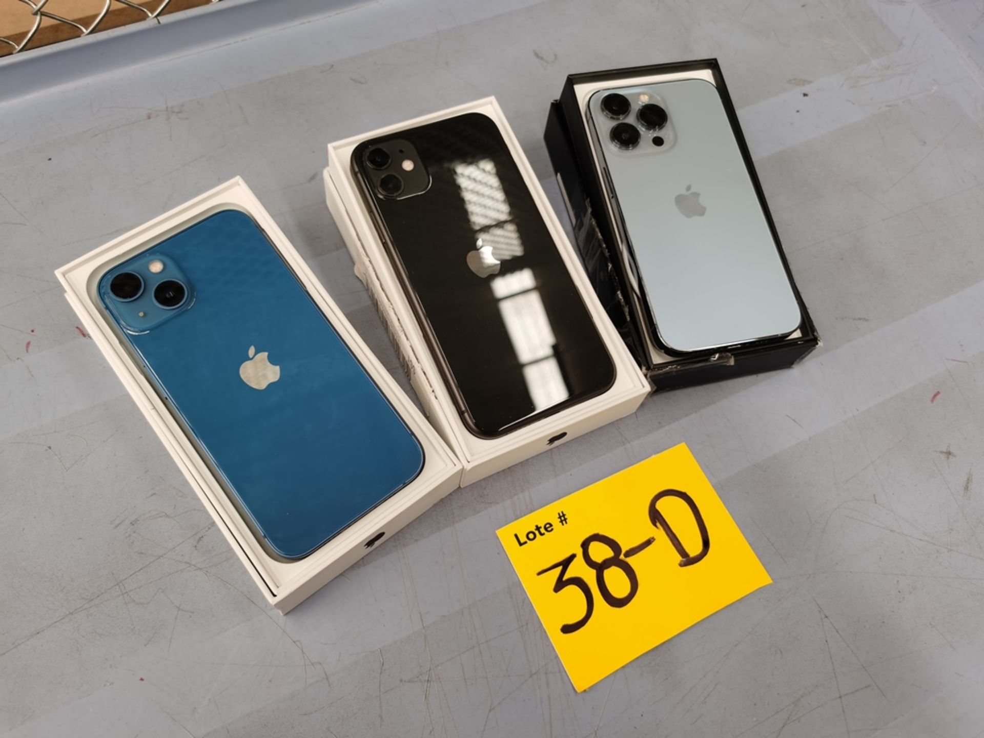 Lote De 3 Celulares Contiene: 1 Celular IPhone 13 PRO 128GB, Color Azul, No Enciende, No Se Asegura - Image 10 of 14