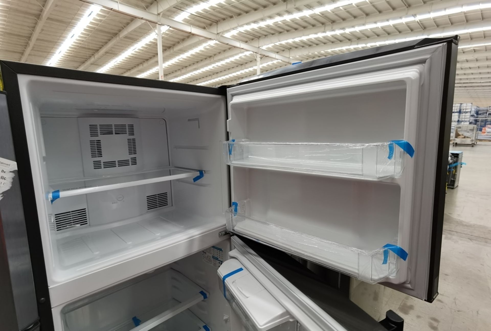 Lote De 2 Refrigeradores Contiene: 1 Refrigerador Marca Mabe, Modelo RME360FD, Serie 2205B503535, C - Image 7 of 17