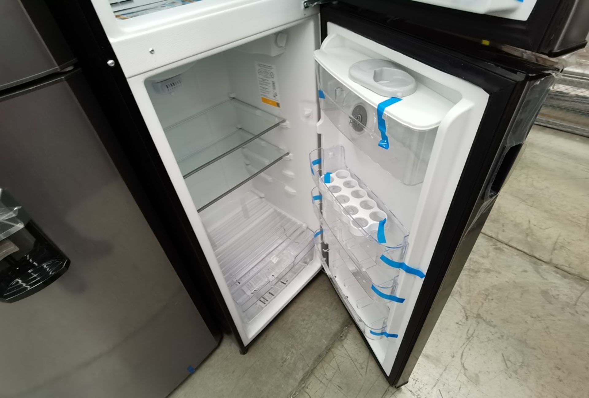 Lote De 2 Refrigeradores Contiene: 1 Refrigerador Marca Across, Modelo AT9007G03, Serie VRB1230980, - Image 14 of 16