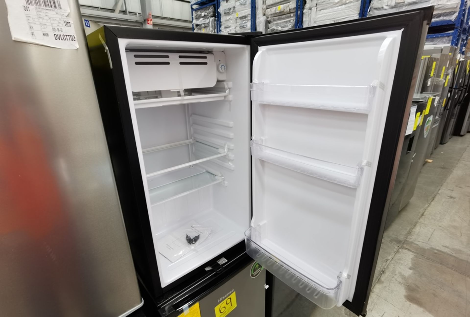 Lote De 4 Refrigeradores Contiene: 1 Refrigerador Marca Atvio, Modelo BC90SU, Serie N/D, Color Gris - Image 7 of 11