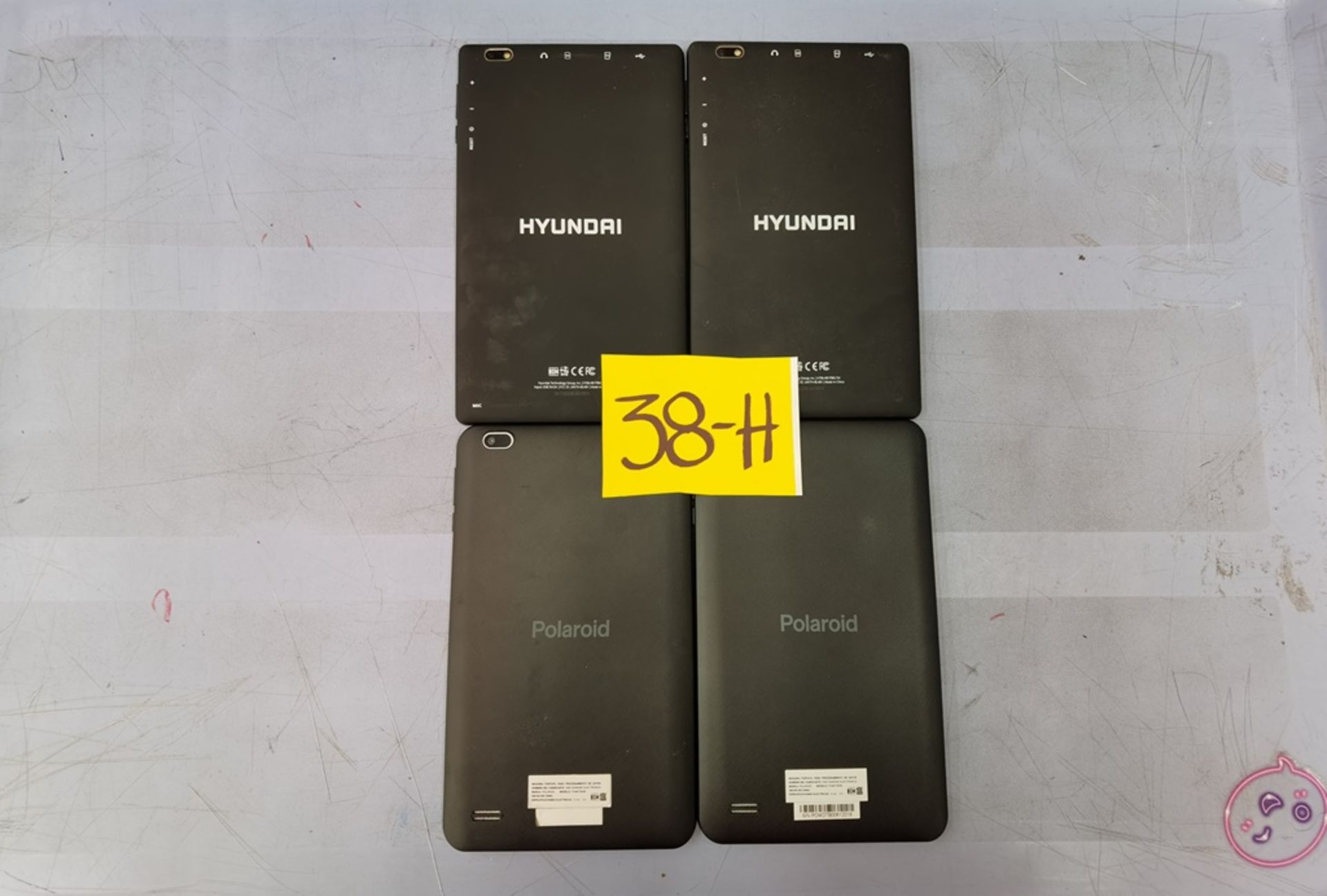 Lote De 4 Artículos Contiene: 2 Tablet Marca Hyundai Modelo Hytabplus No Enciende, No Se Asegura Su - Image 7 of 9
