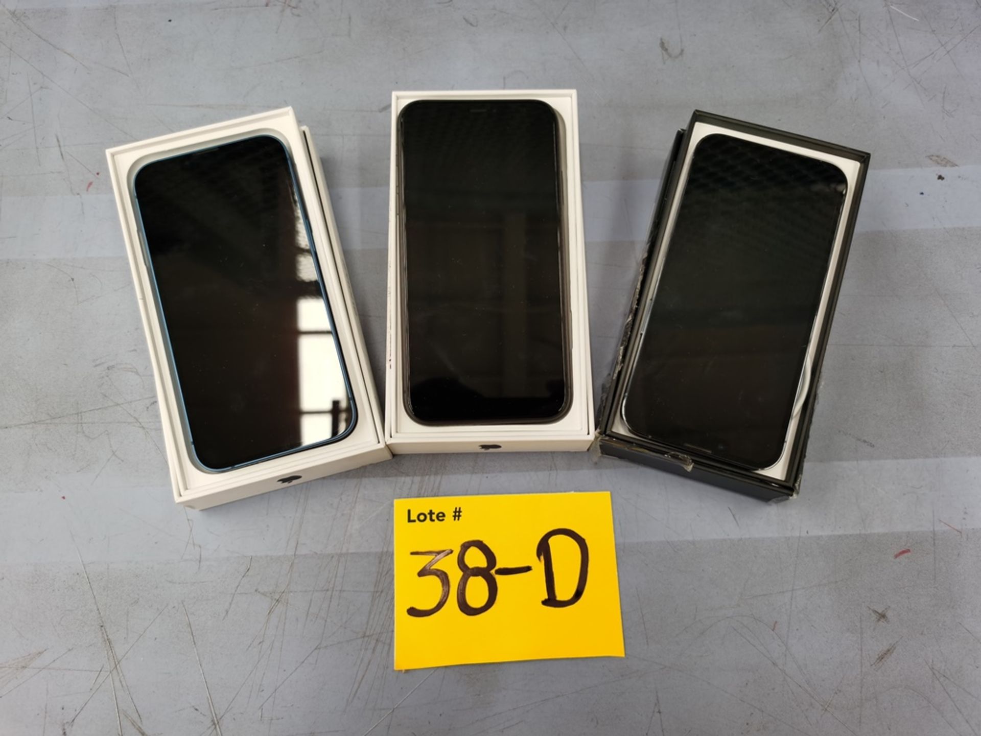 Lote De 3 Celulares Contiene: 1 Celular IPhone 13 PRO 128GB, Color Azul, No Enciende, No Se Asegura