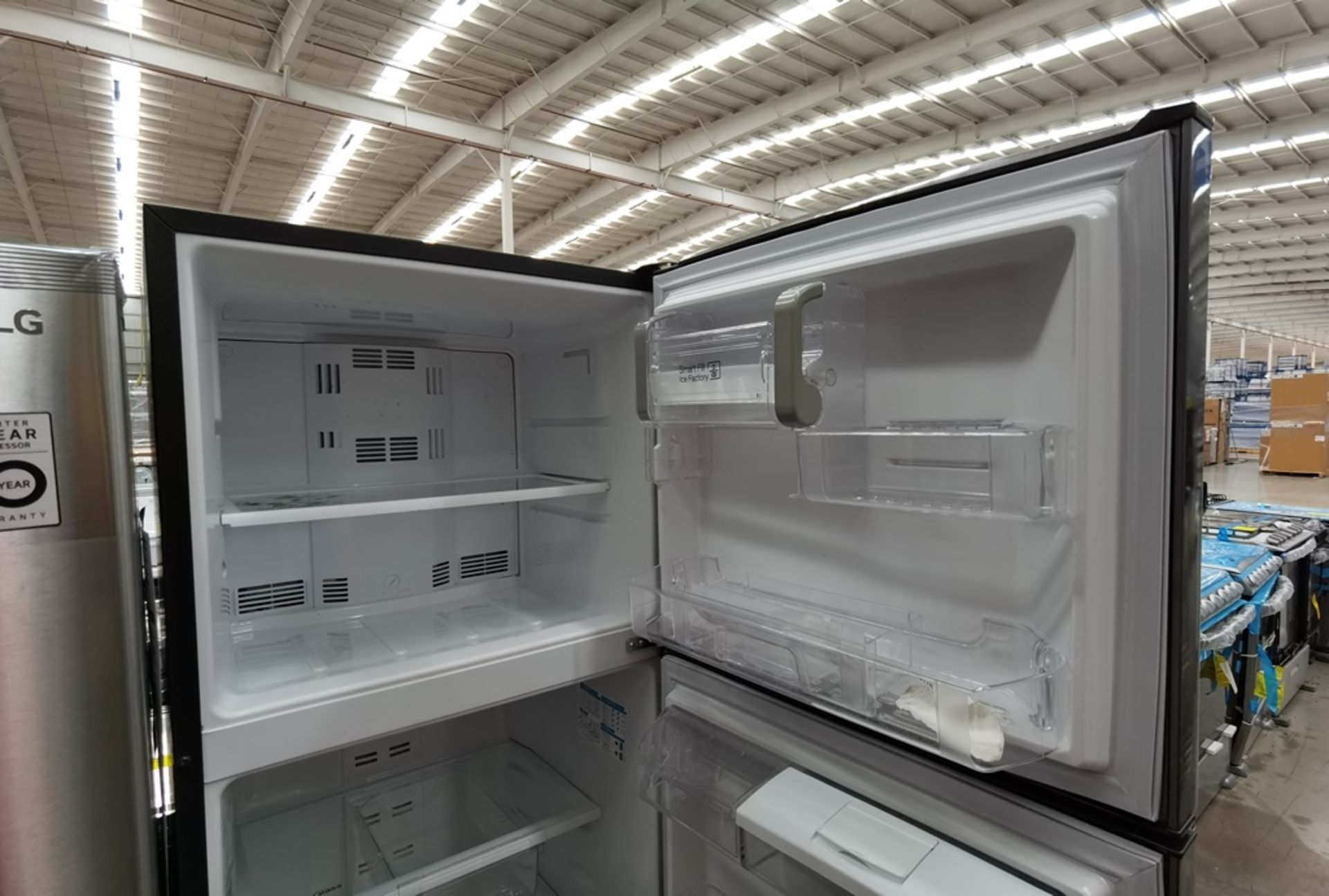 Lote De 2 Refrigeradores Contiene: 1 Refrigerador Marca Mabe, Modelo RMT400RY, Serie 2206B407247, C - Image 7 of 15