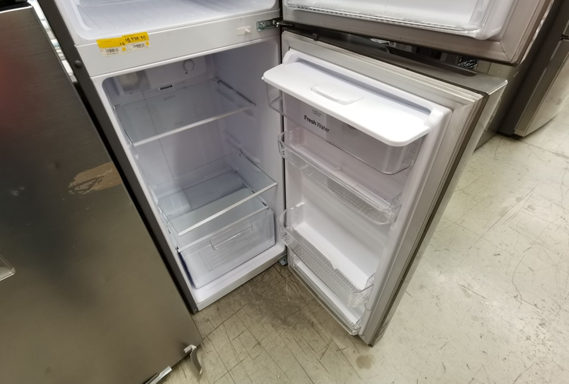 Lote De 2 Refrigeradores Contiene: 1 Refrigerador Marca Winia, Modelo DFR25210GMDX, Serie MR21yN118 - Image 8 of 19