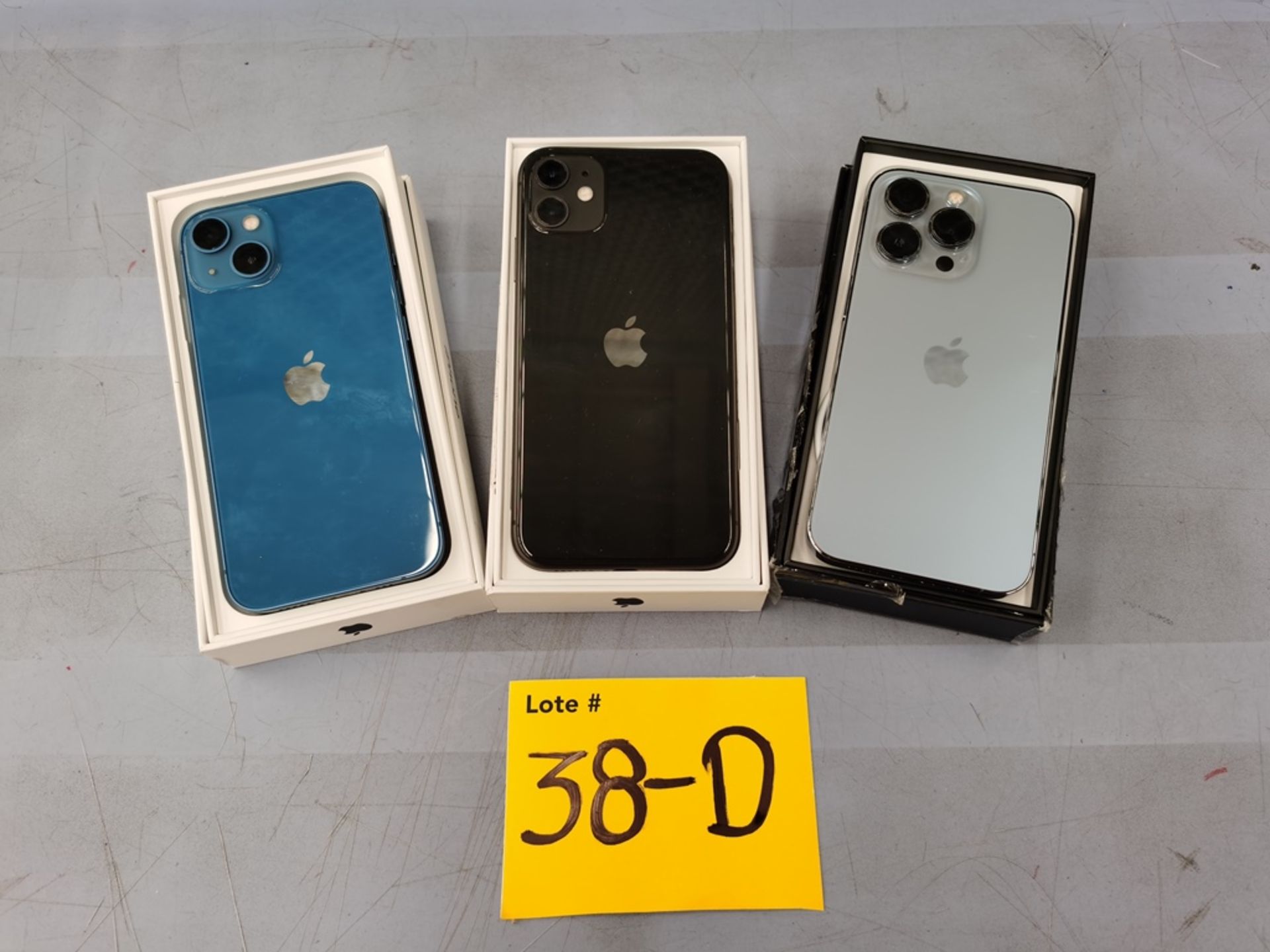 Lote De 3 Celulares Contiene: 1 Celular IPhone 13 PRO 128GB, Color Azul, No Enciende, No Se Asegura - Image 8 of 14