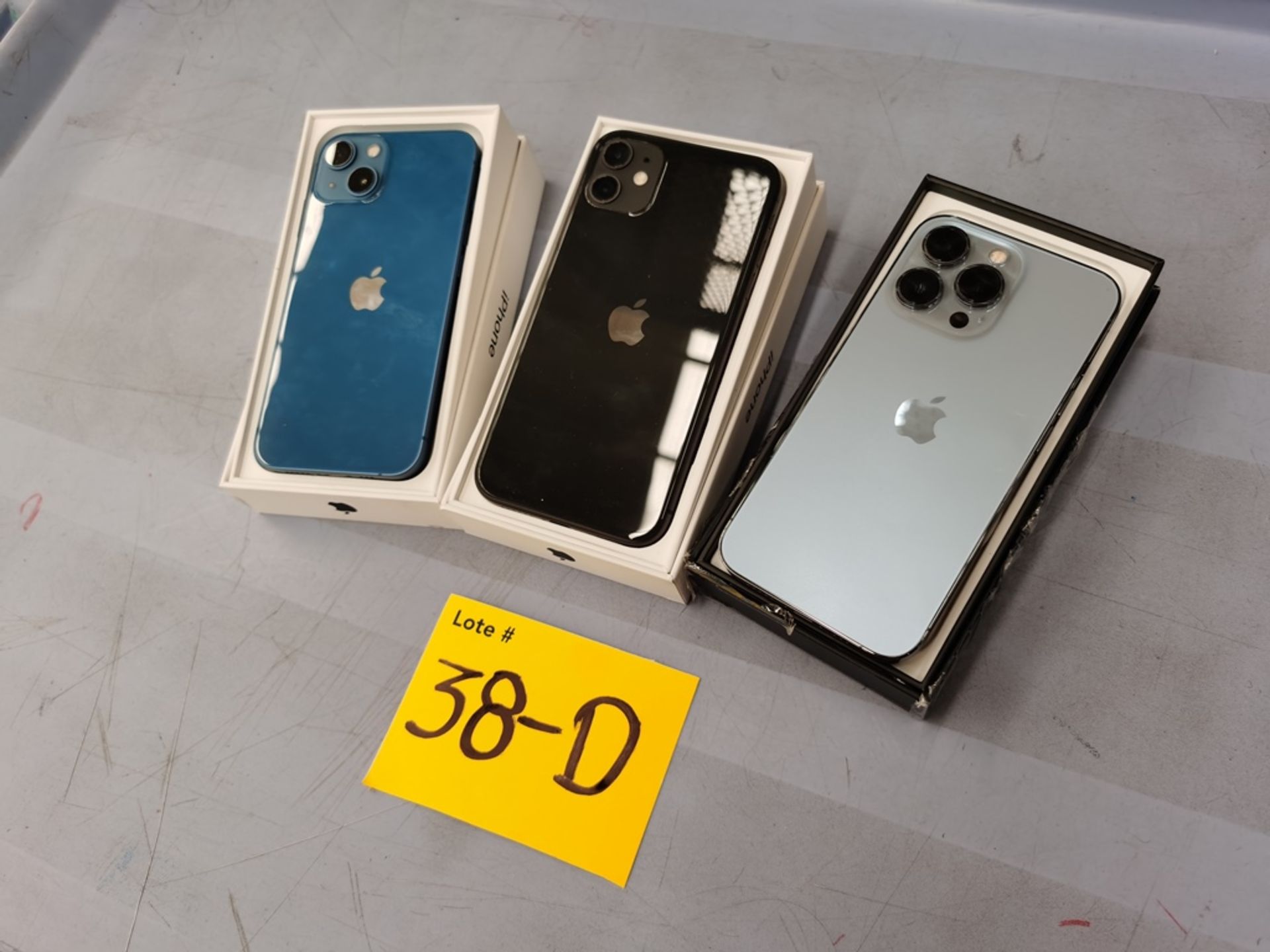 Lote De 3 Celulares Contiene: 1 Celular IPhone 13 PRO 128GB, Color Azul, No Enciende, No Se Asegura - Image 12 of 14