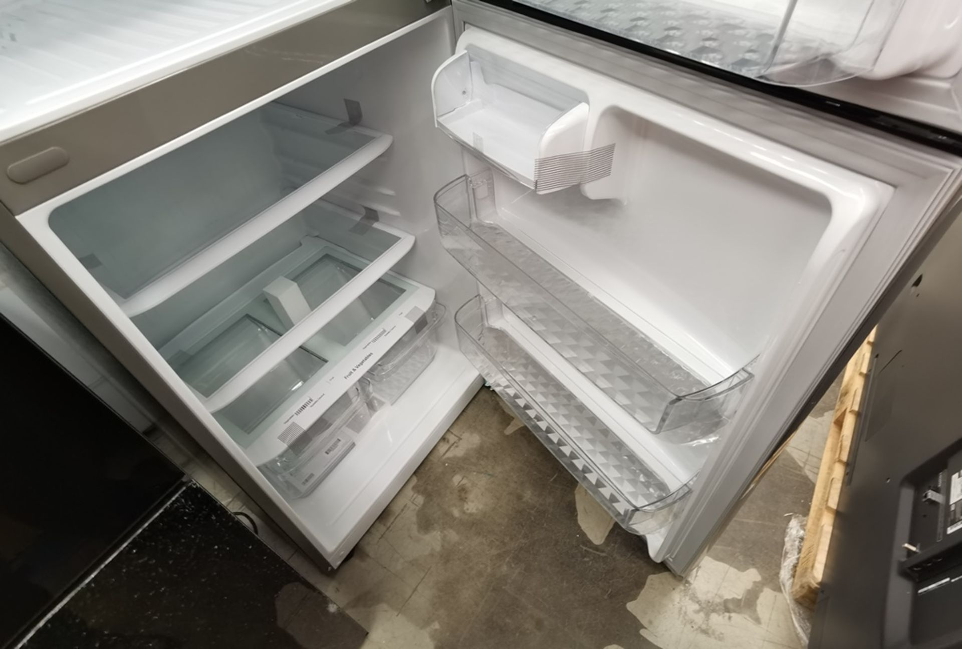 Lote De 2 Refrigeradores Contiene: 1 Refrigerador Marca Mabe, Modelo RMT400RY, Serie 2206B407247, C - Image 12 of 15
